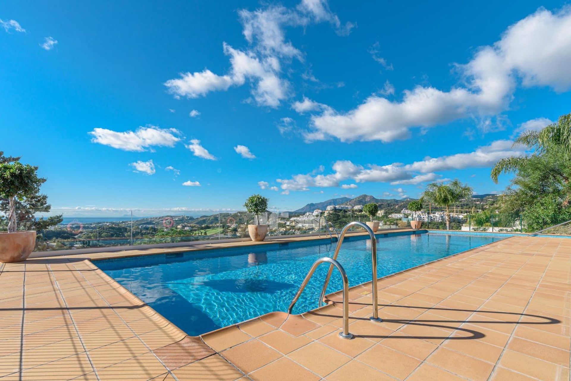 Condominium in Benahavis, Andalusia 12046801