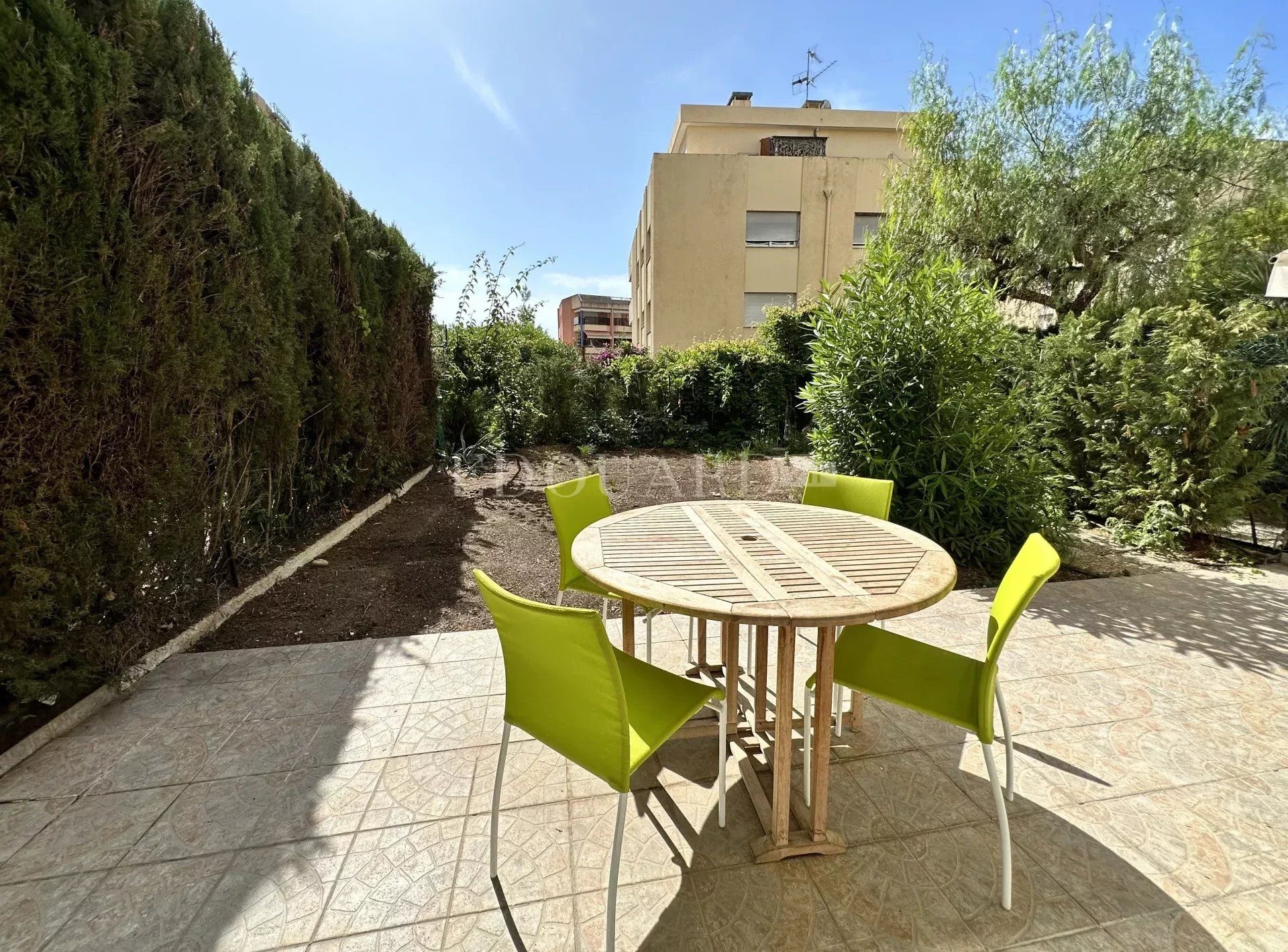 Condominium in Kap Maarten, Provence-Alpes-Côte d'Azur 12051757