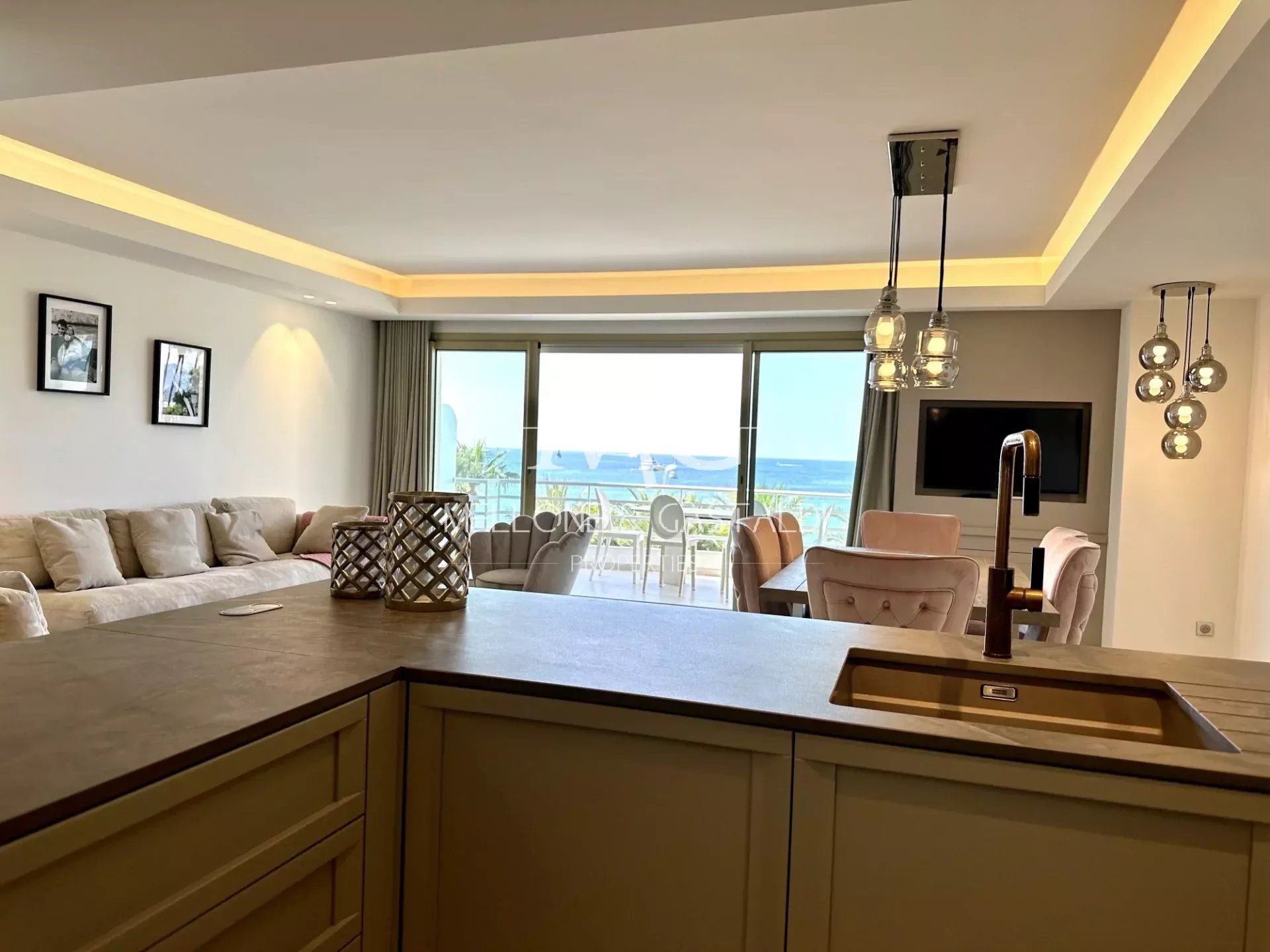 Condominium in Cannes, Alpes-Maritimes 12051828