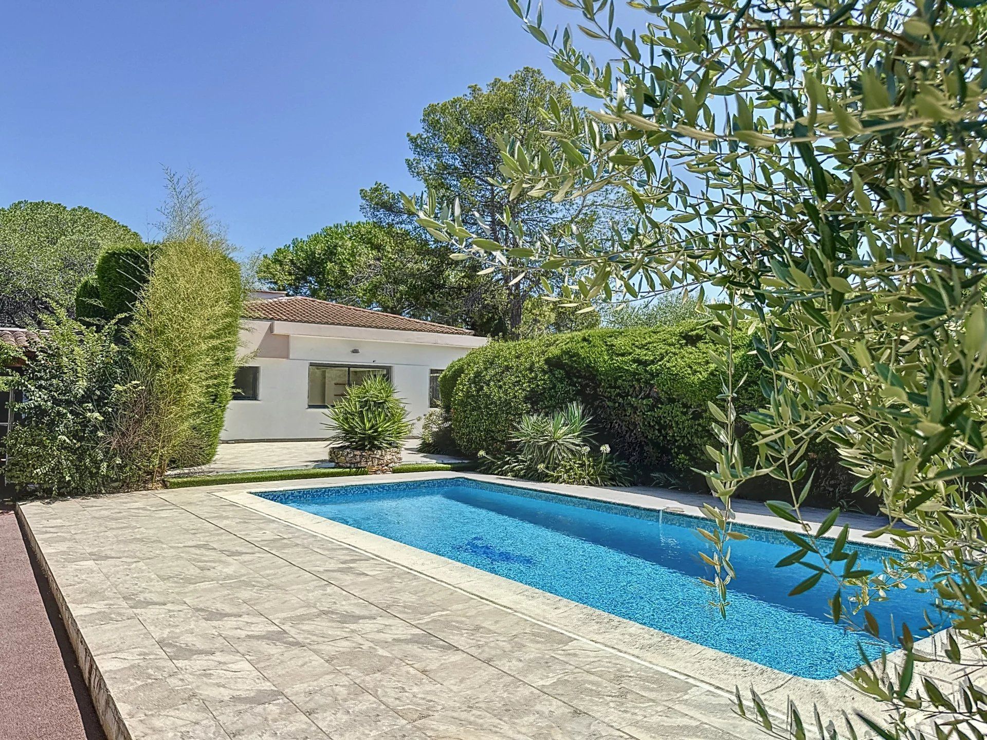 rumah dalam Mougins, Provence-Alpes-Côte d'Azur 12052851