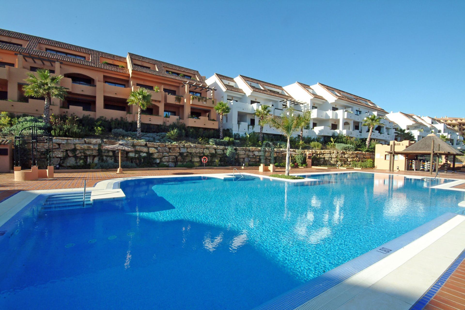 Condominium in Puerto de la Duquesa, Andalusia 12057492