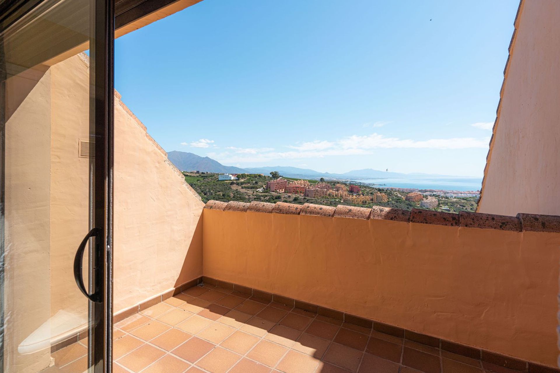 casa en Puerto de la Duquesa, Andalusia 12057780