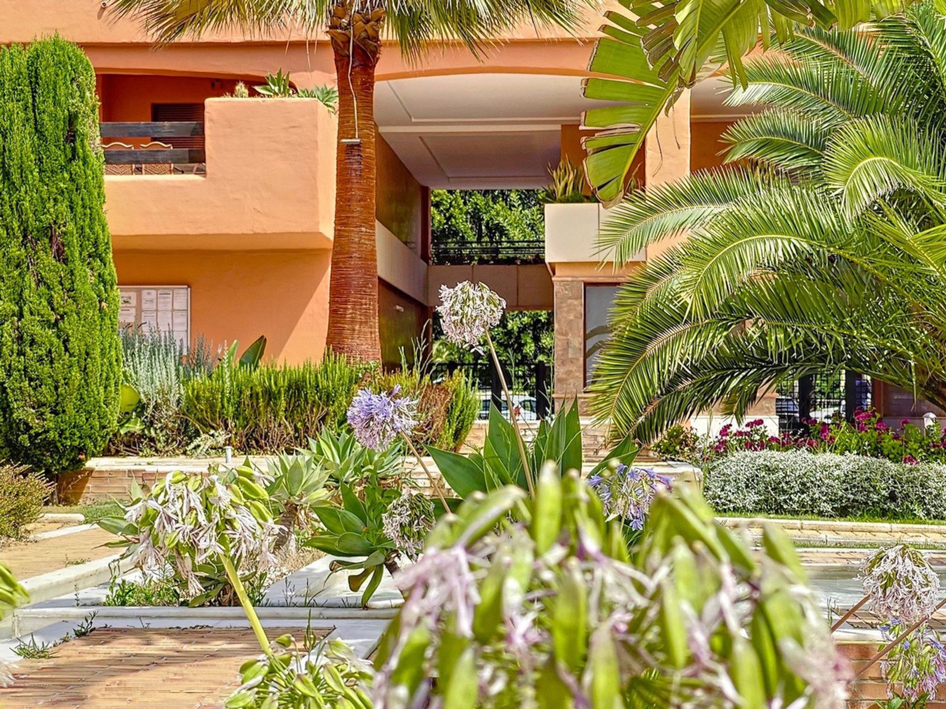 Condominium in Estepona, Andalucía 12058111