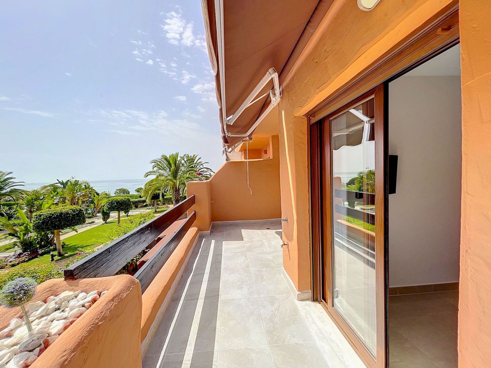 Condominium in Estepona, Andalucía 12058111