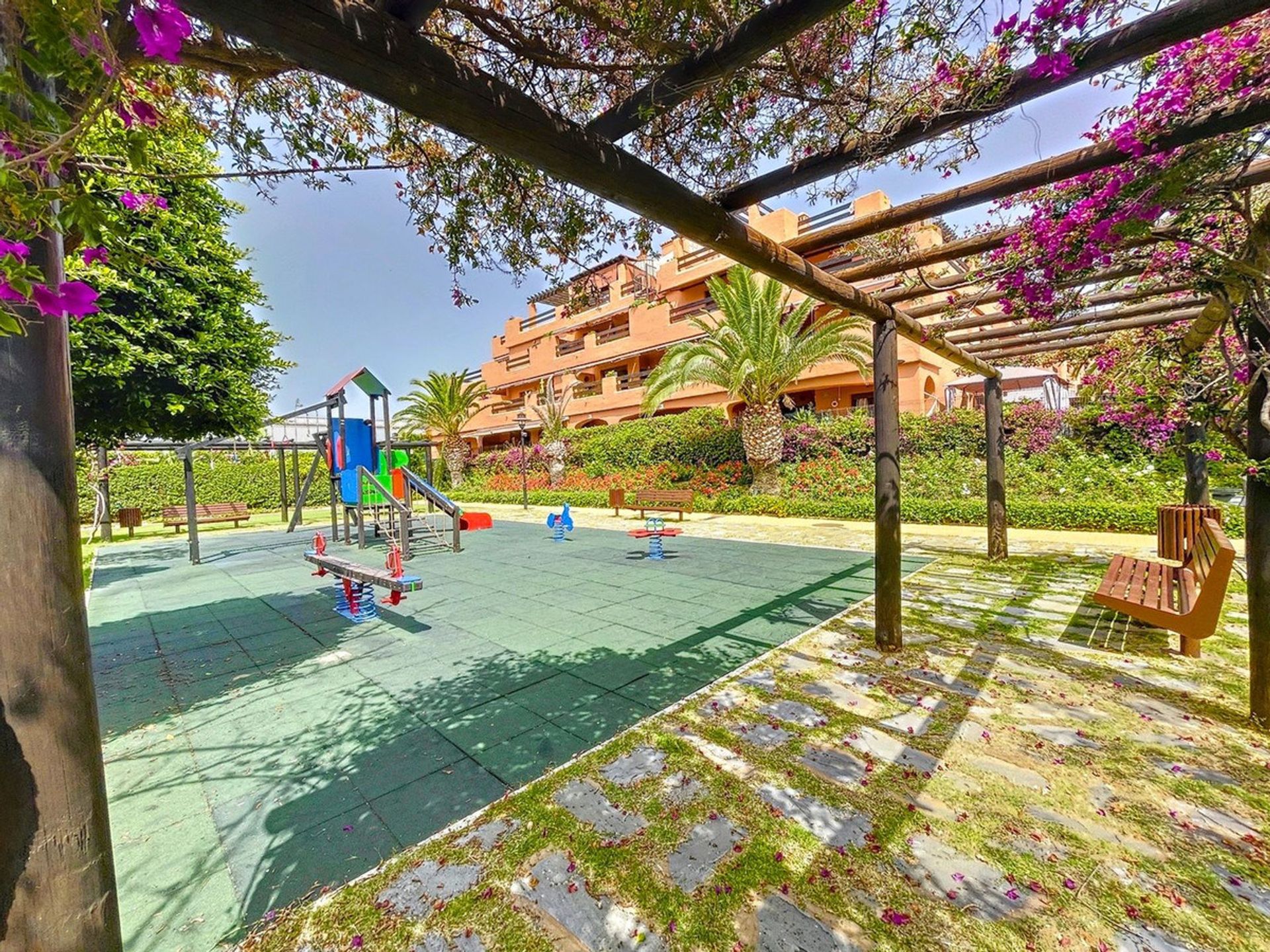 Condominium in Estepona, Andalucía 12058111