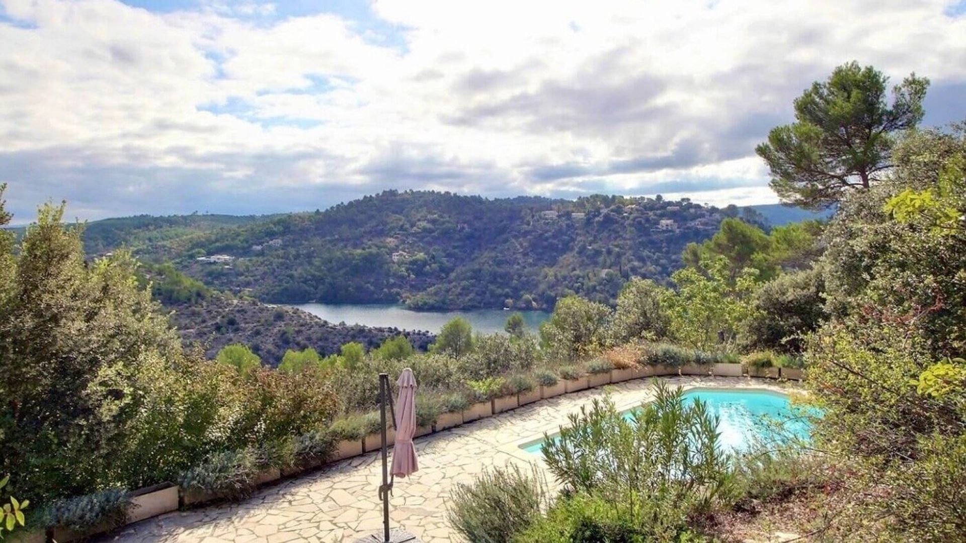 Будинок в Esparron-de-Verdon, Provence-Alpes-Cote d'Azur 12069368