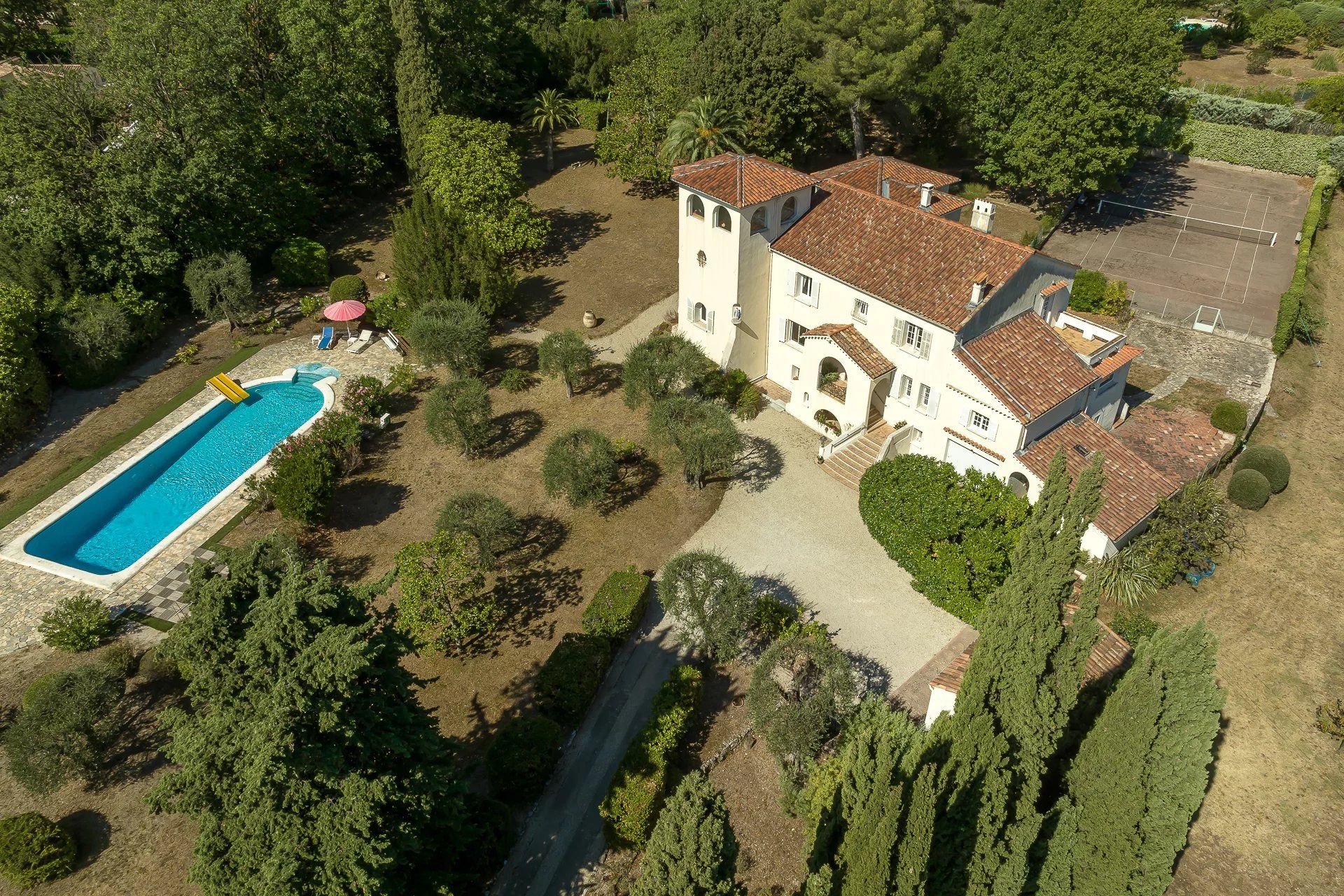 بيت في Le Rouret, Provence-Alpes-Côte d'Azur 12082281