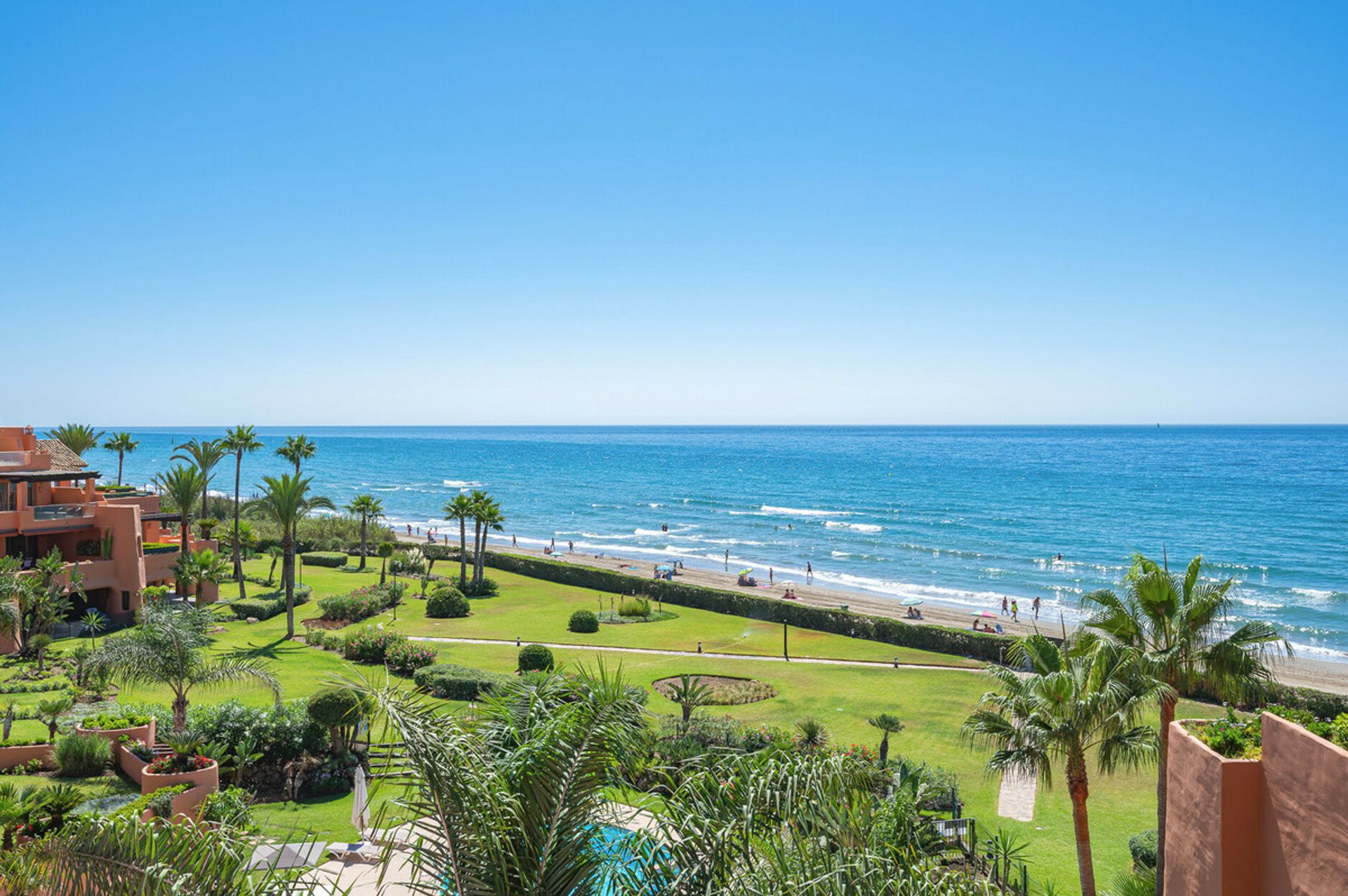 Condominium in Marbella, Andalusië 12090535