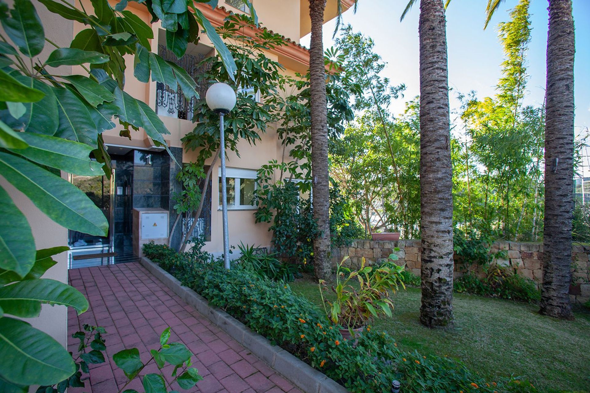 Condominium in Marbella, Andalusië 12090748