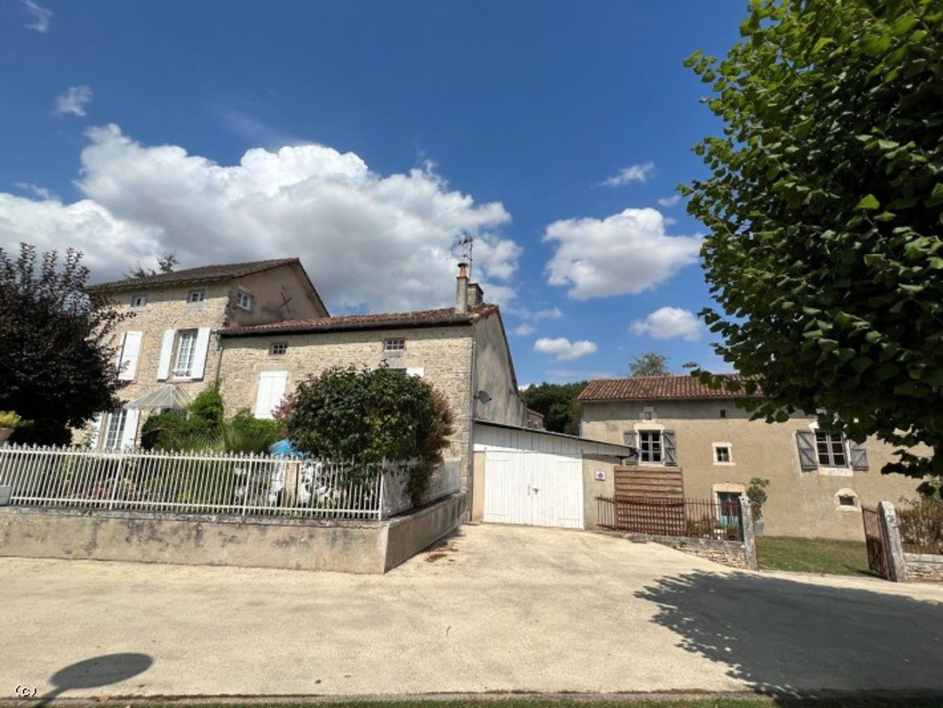 House in Civray, Nouvelle-Aquitaine 12097285