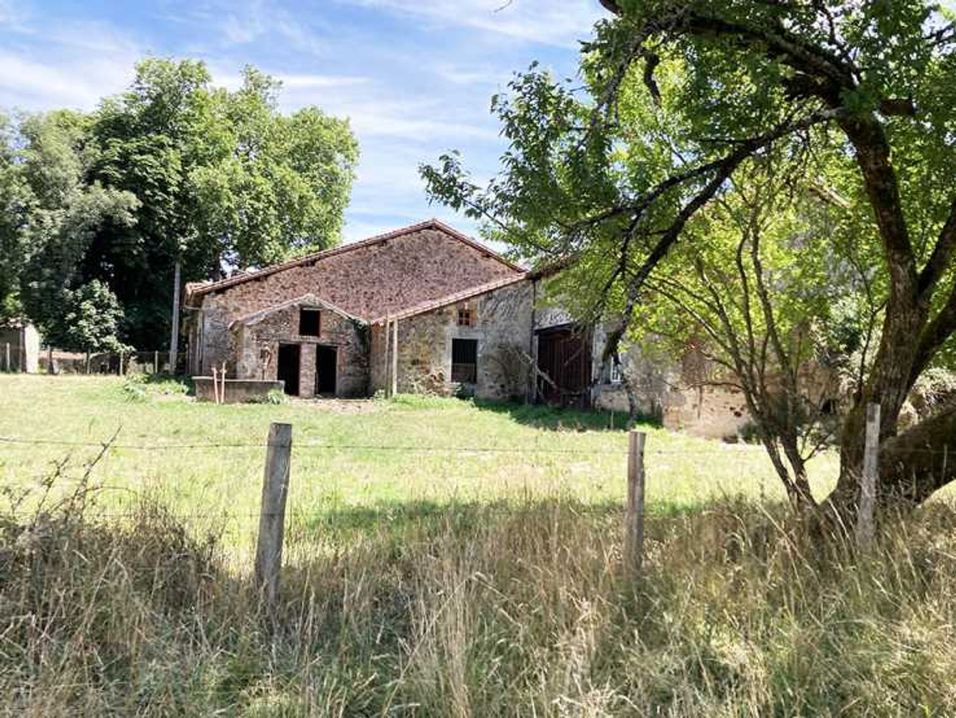 House in Confolens, Nouvelle-Aquitaine 12104019