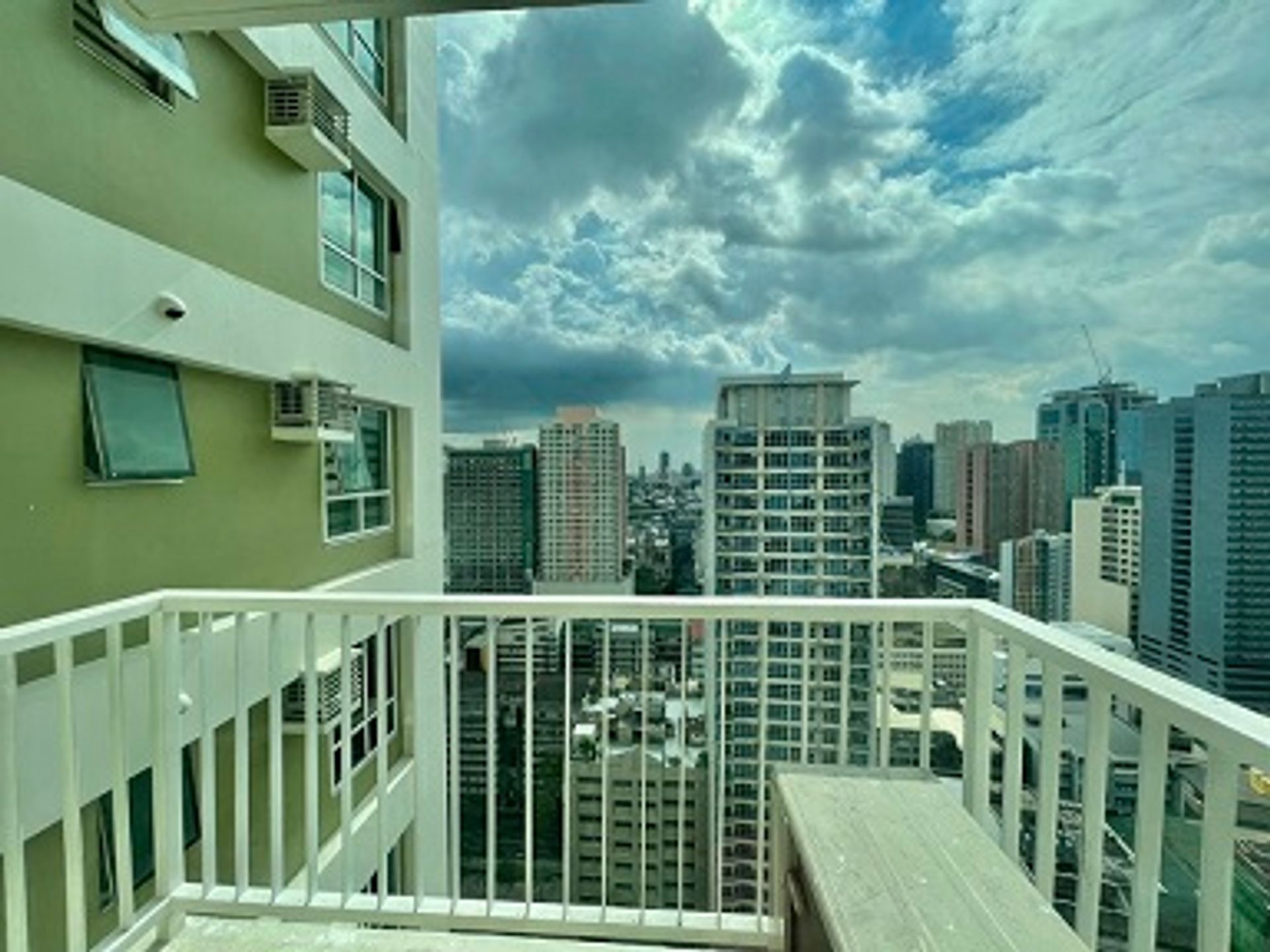 Condominium in Pio Del Pilar, Makati 12122704