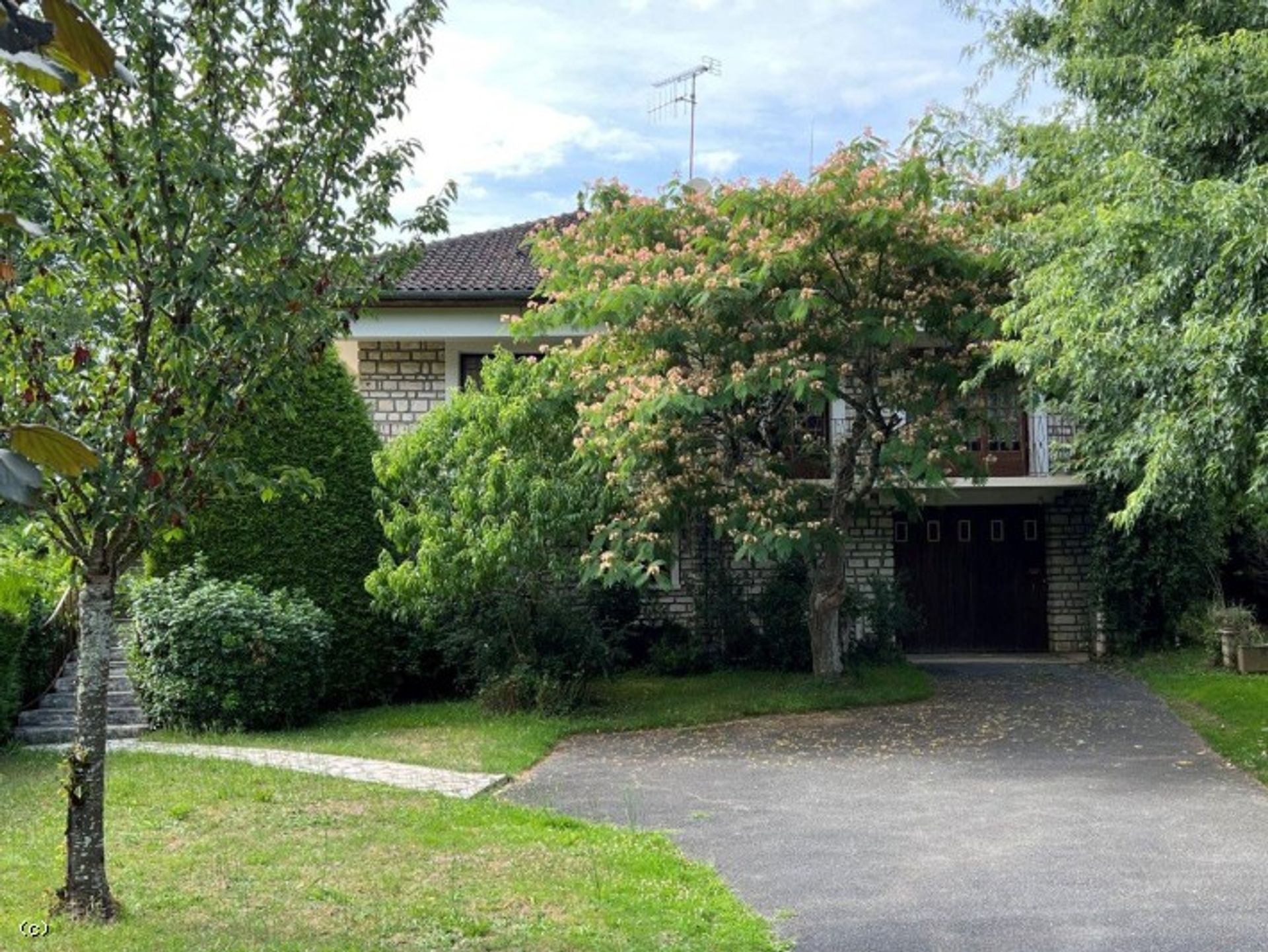 House in Champagne-Mouton, Nouvelle-Aquitaine 12131825