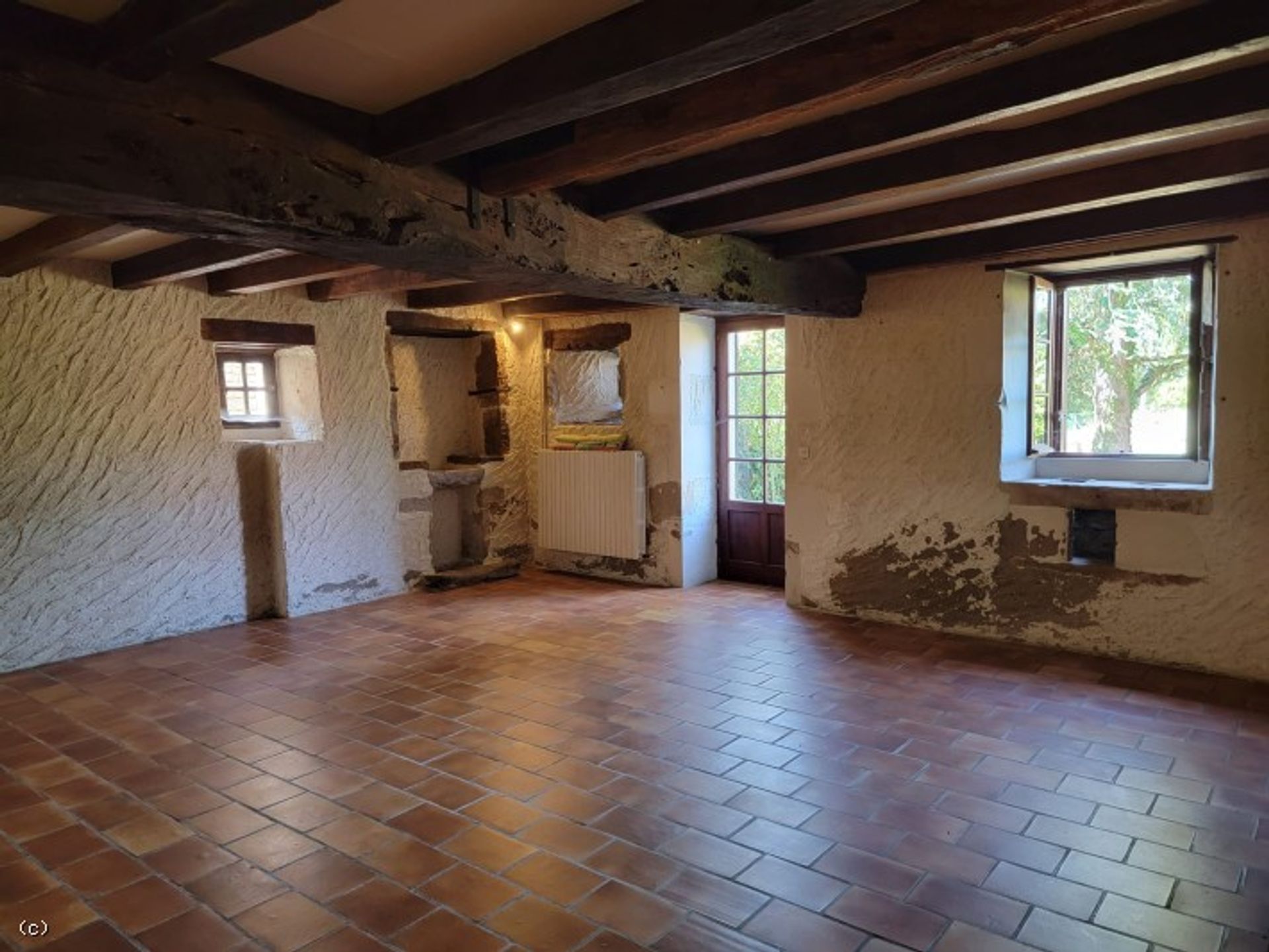 Hus i Charroux, Nouvelle-Aquitaine 12131826