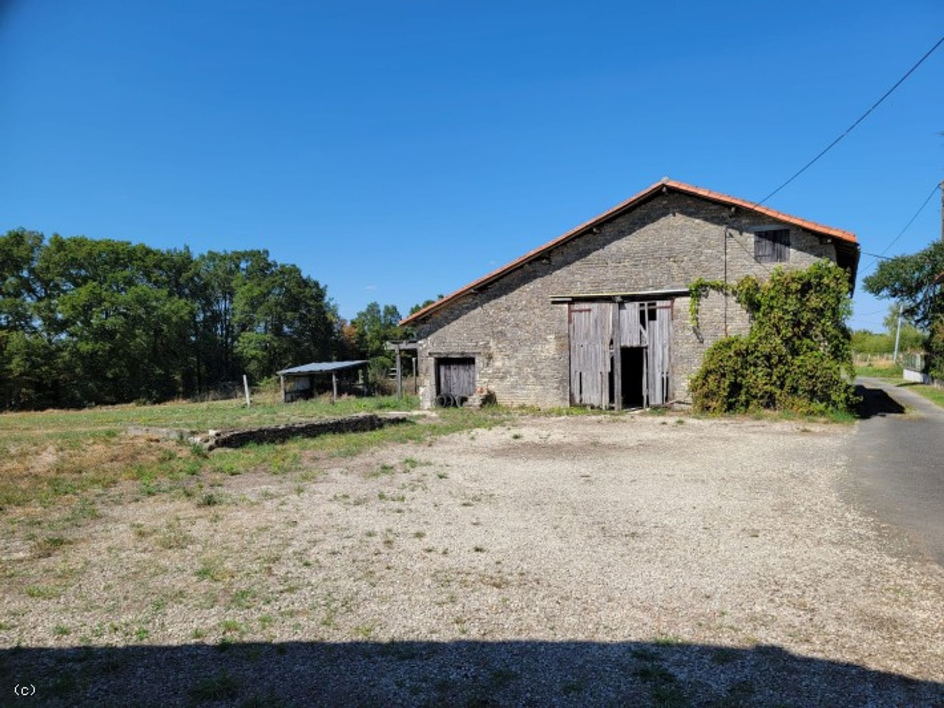 Rumah di Charroux, Nouvelle-Aquitaine 12131826