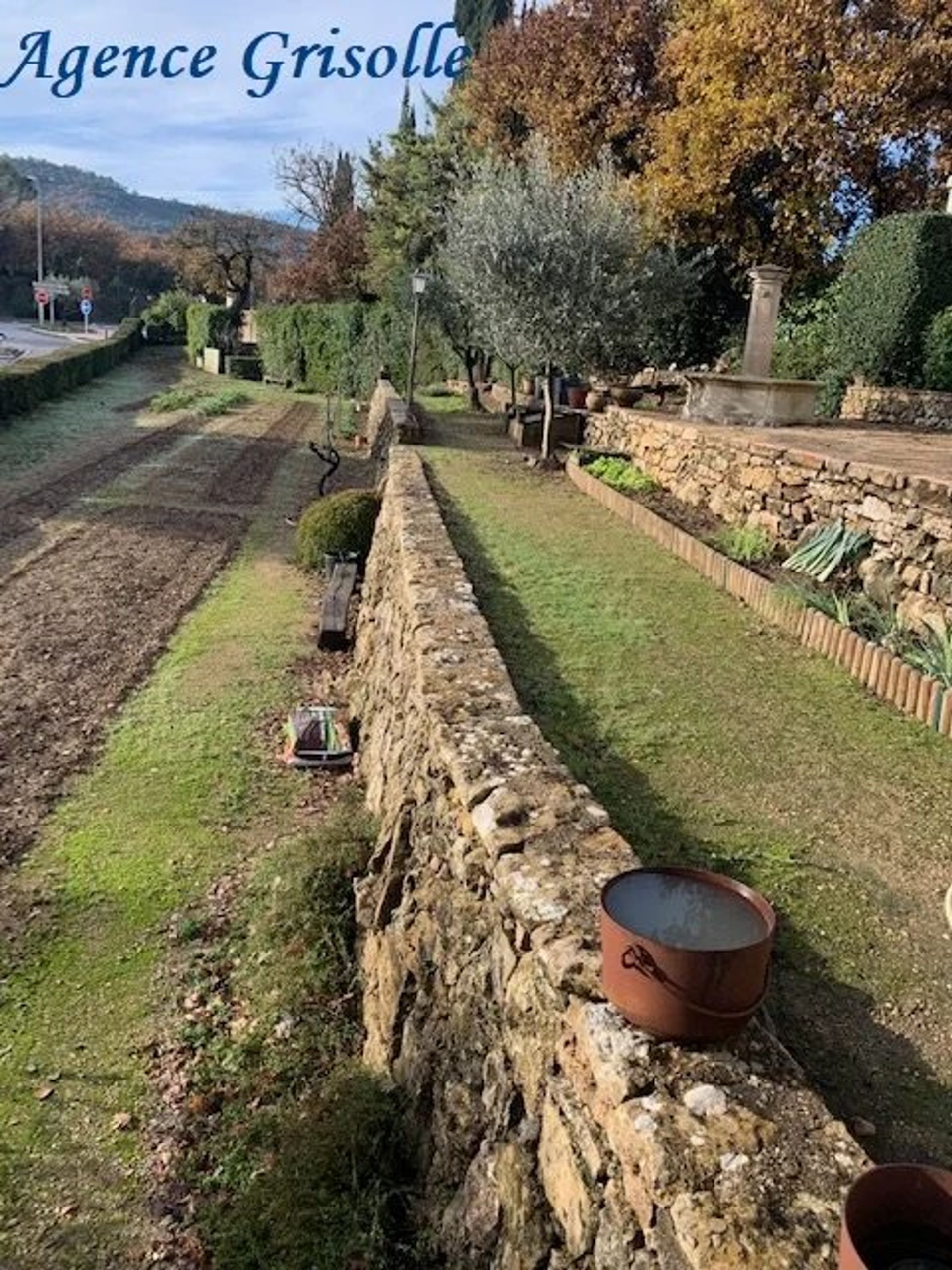 Talo sisään Sainte-Anastasie-sur-Issole, Provence-Alpes-Cote d'Azur 12153555