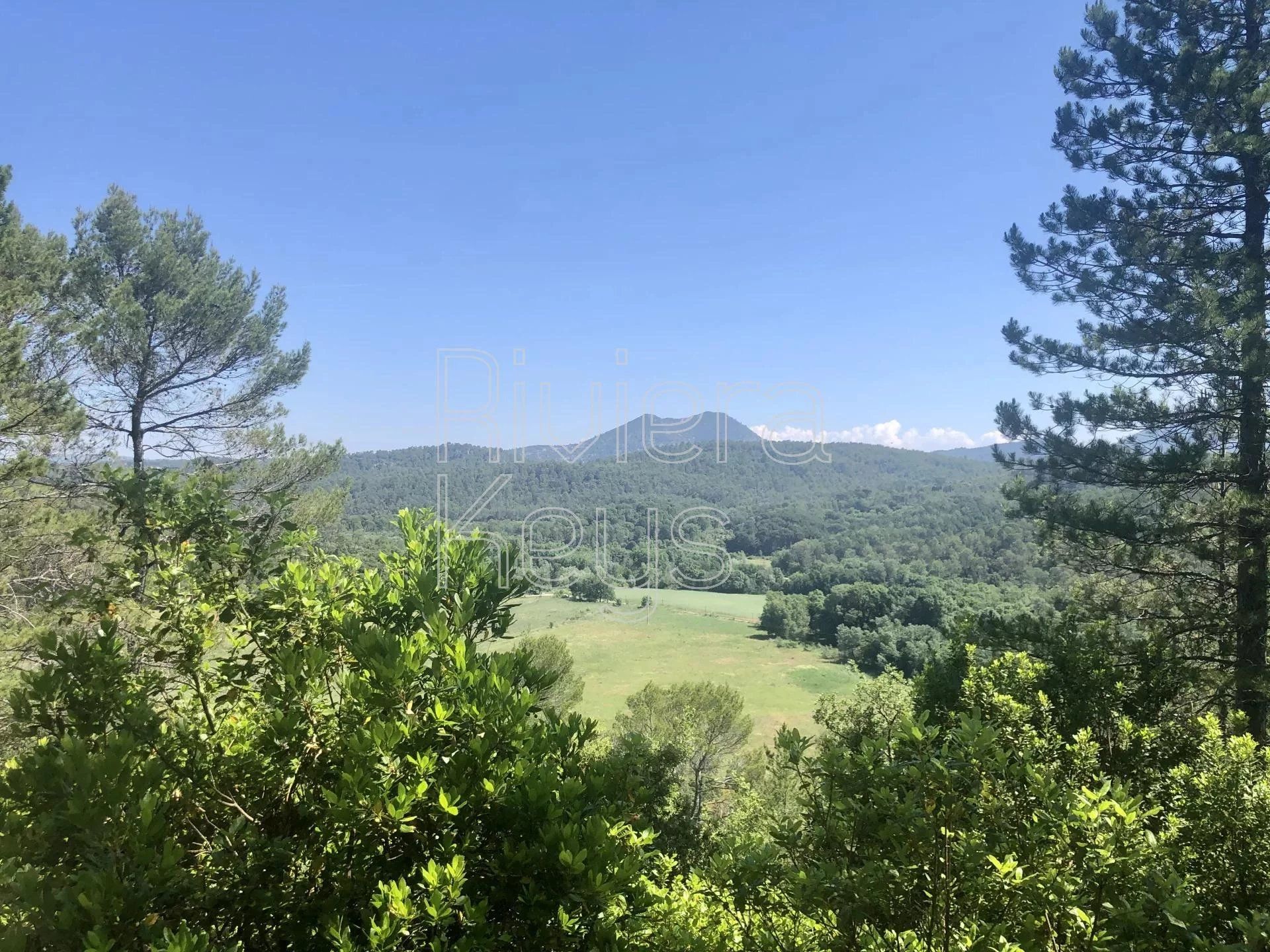 بيت في Chateauvert, Provence-Alpes-Cote d'Azur 12157052