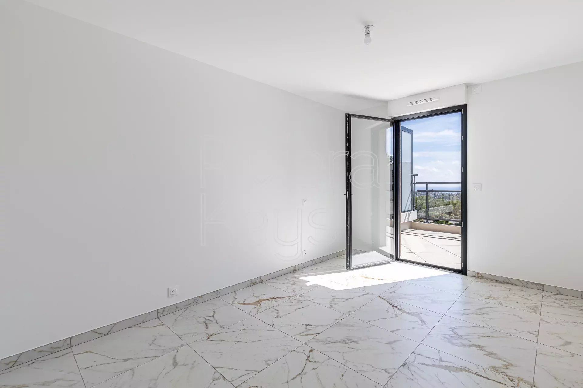 Condominio nel Saint-Raphael, Provence-Alpes-Cote d'Azur 12157097