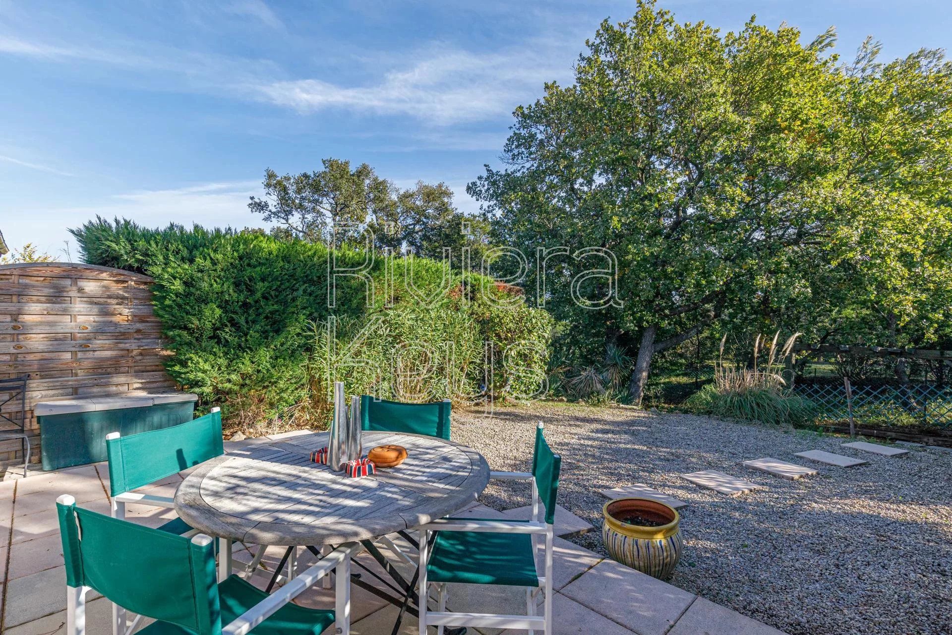 Несколько домов в Roquebrune-sur-Argens, Provence-Alpes-Cote d'Azur 12157407