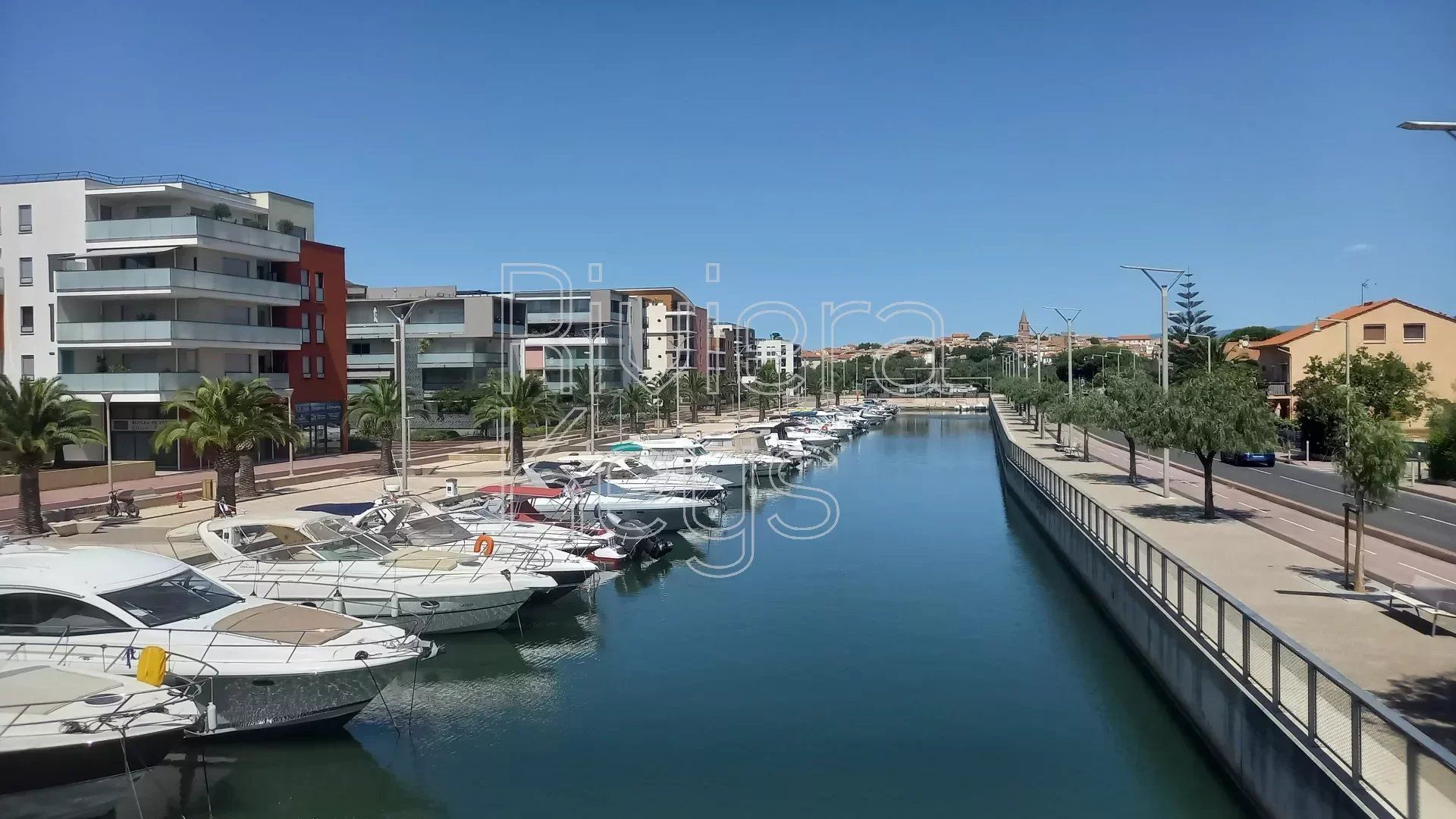 सम्मिलित में Frejus, Provence-Alpes-Cote d'Azur 12157482