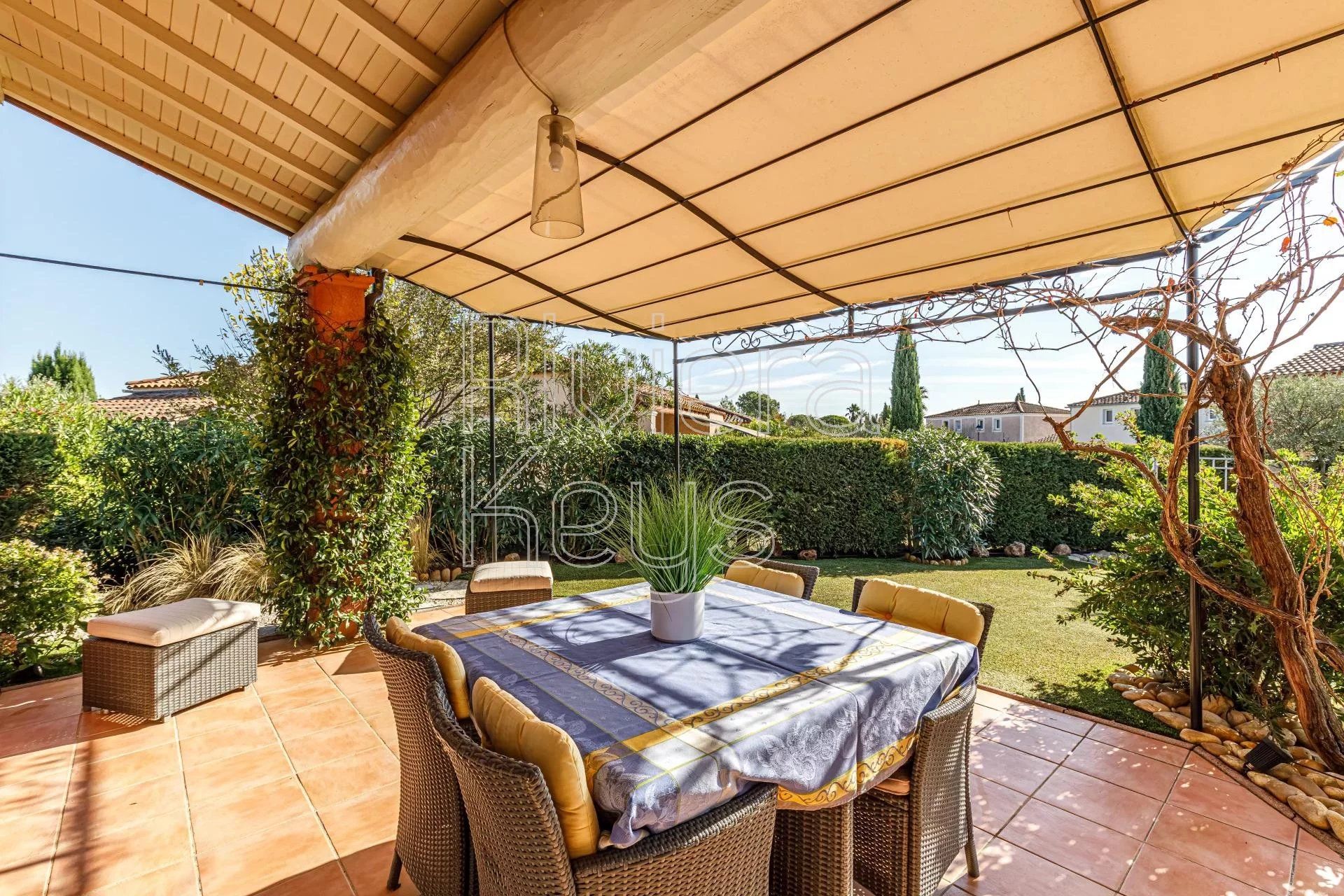 Casa nel Roquebrune-sur-Argens, Provenza-Alpi-Costa Azzurra 12157668