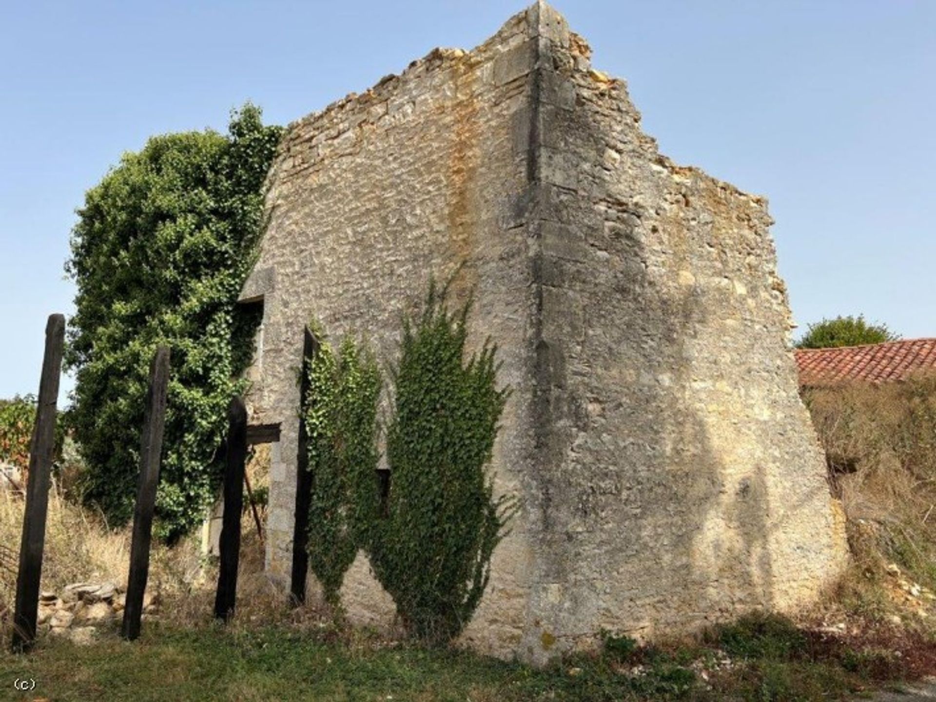 بيت في Nanteuil-en-Vallée, Nouvelle-Aquitaine 12160889