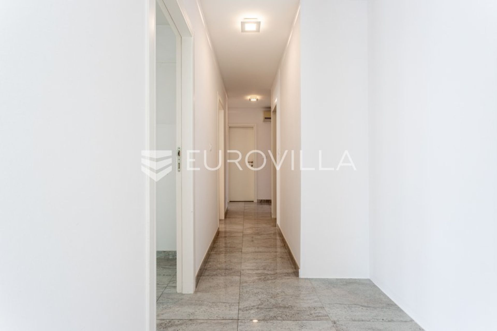 Condominium in Split, Splitsko-Dalmatinska Zupanija 12162442