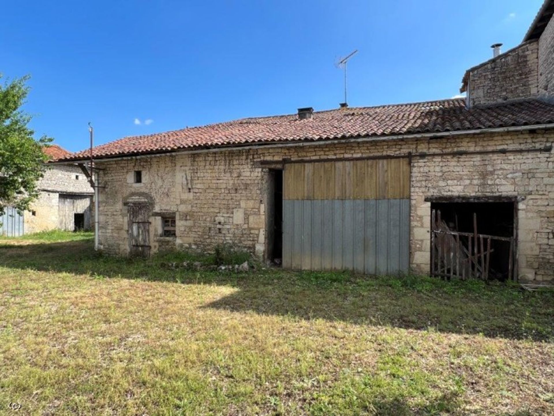 Rumah di Ruffec, Nouvelle-Aquitaine 12165235