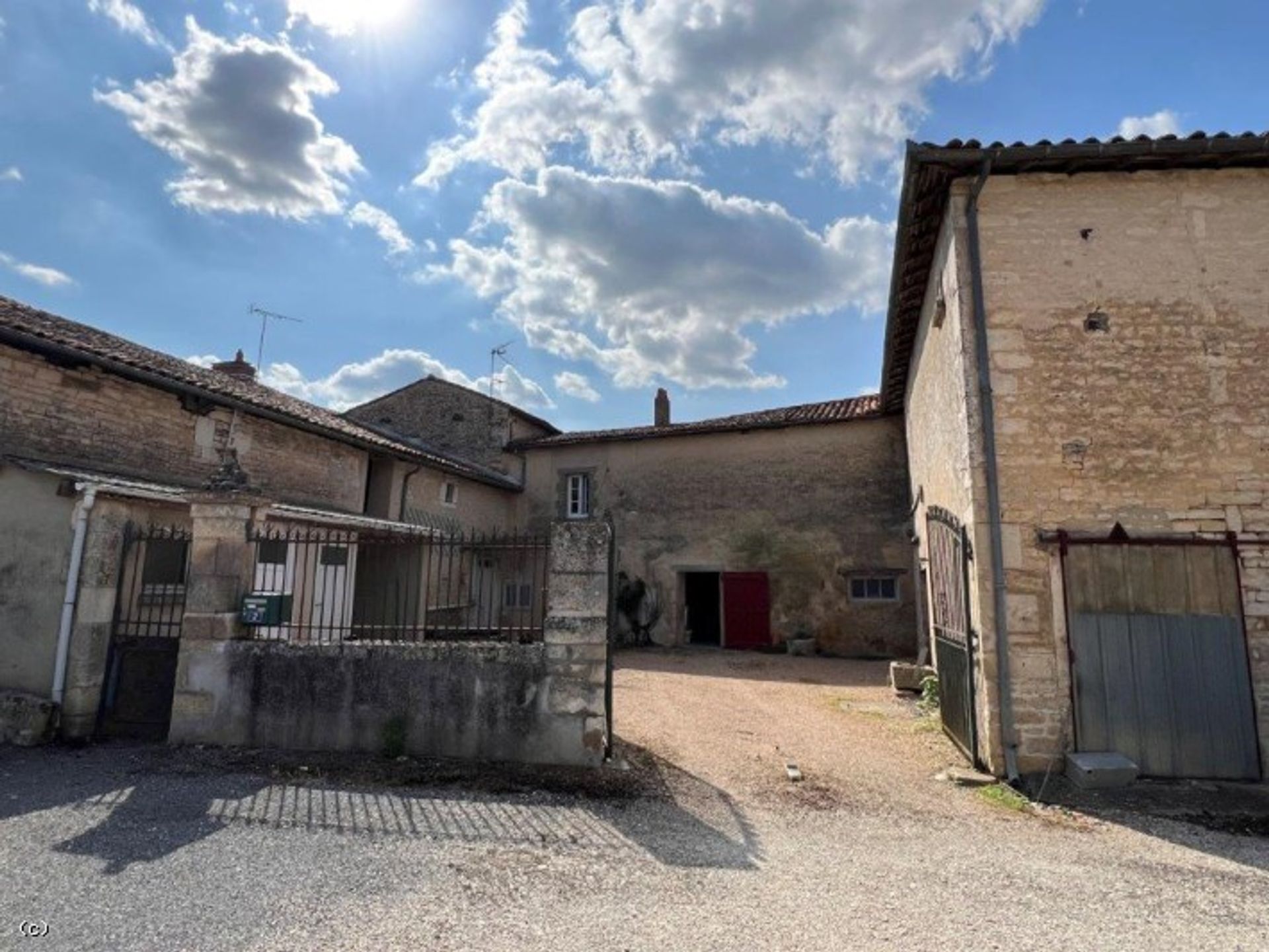 Rumah di Ruffec, Nouvelle-Aquitaine 12165235