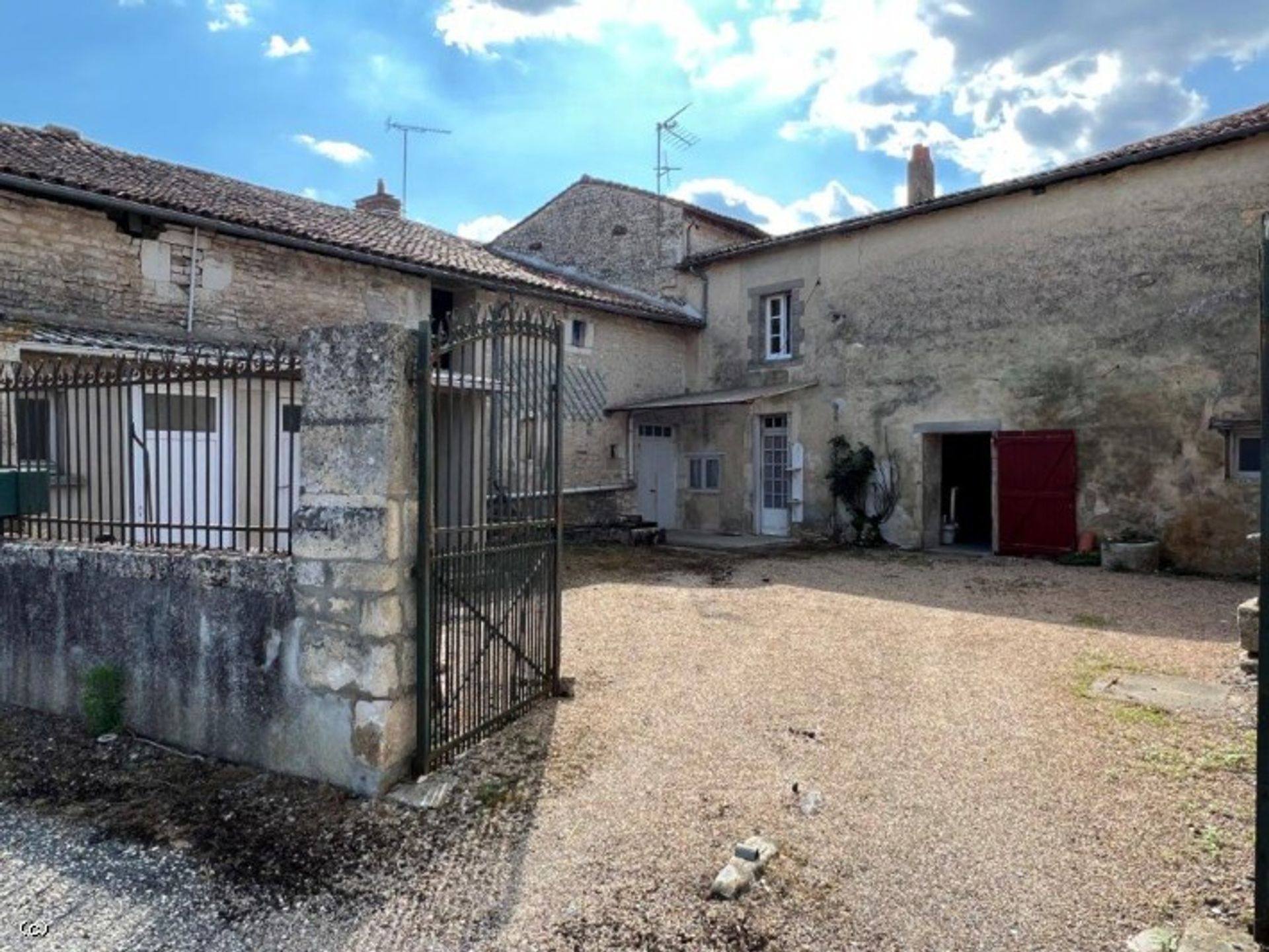 Rumah di Ruffec, Nouvelle-Aquitaine 12165235