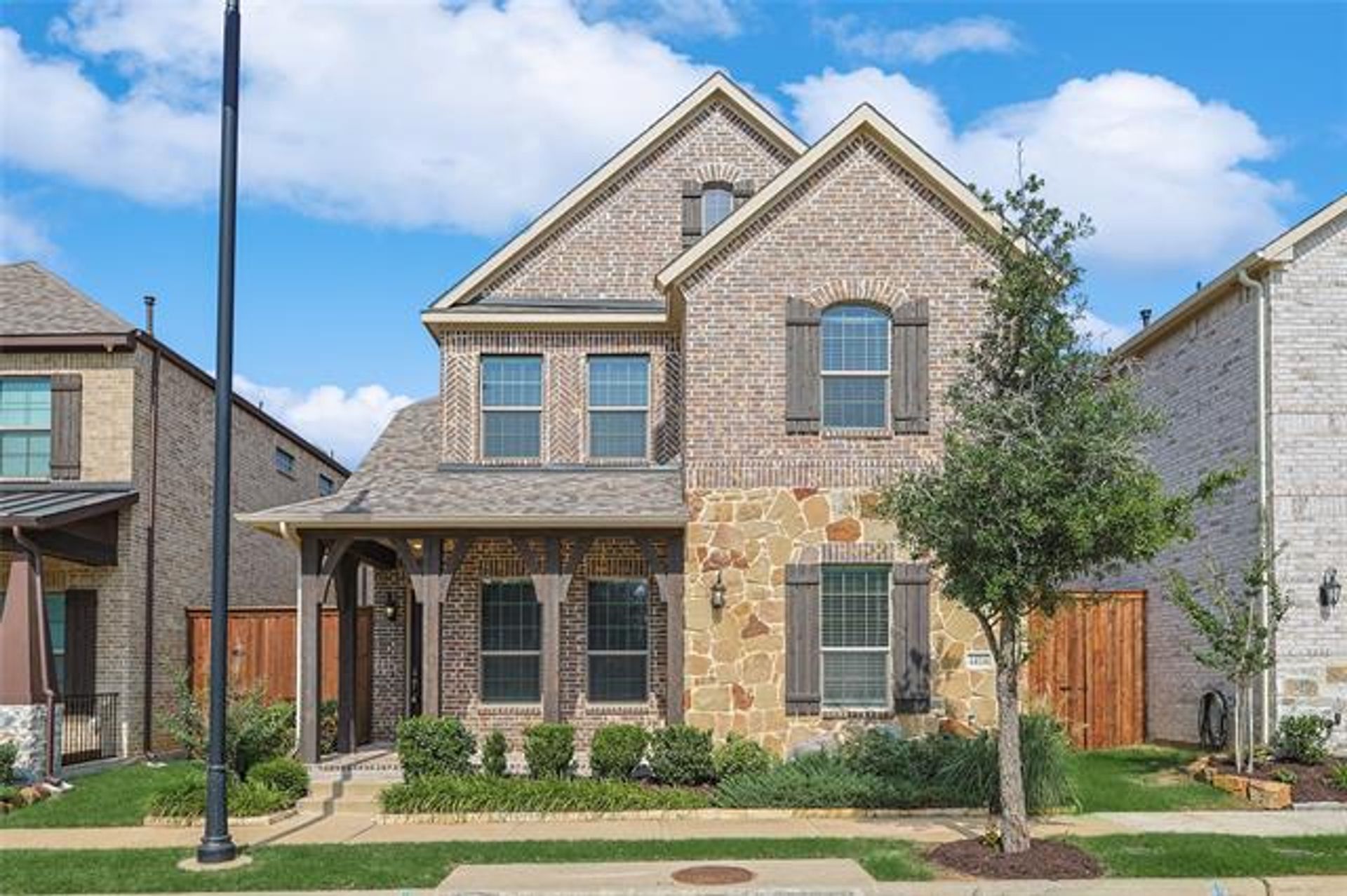 casa en Montículo de flores, Texas 12166887