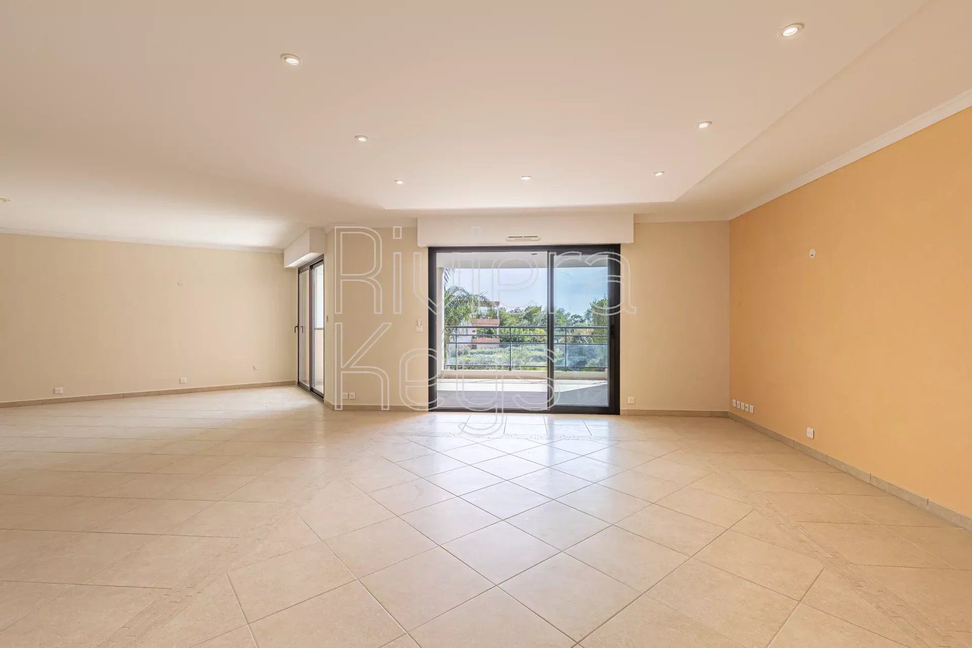 Condominium in Saint-Raphael, Provence-Alpes-Cote d'Azur 12183811