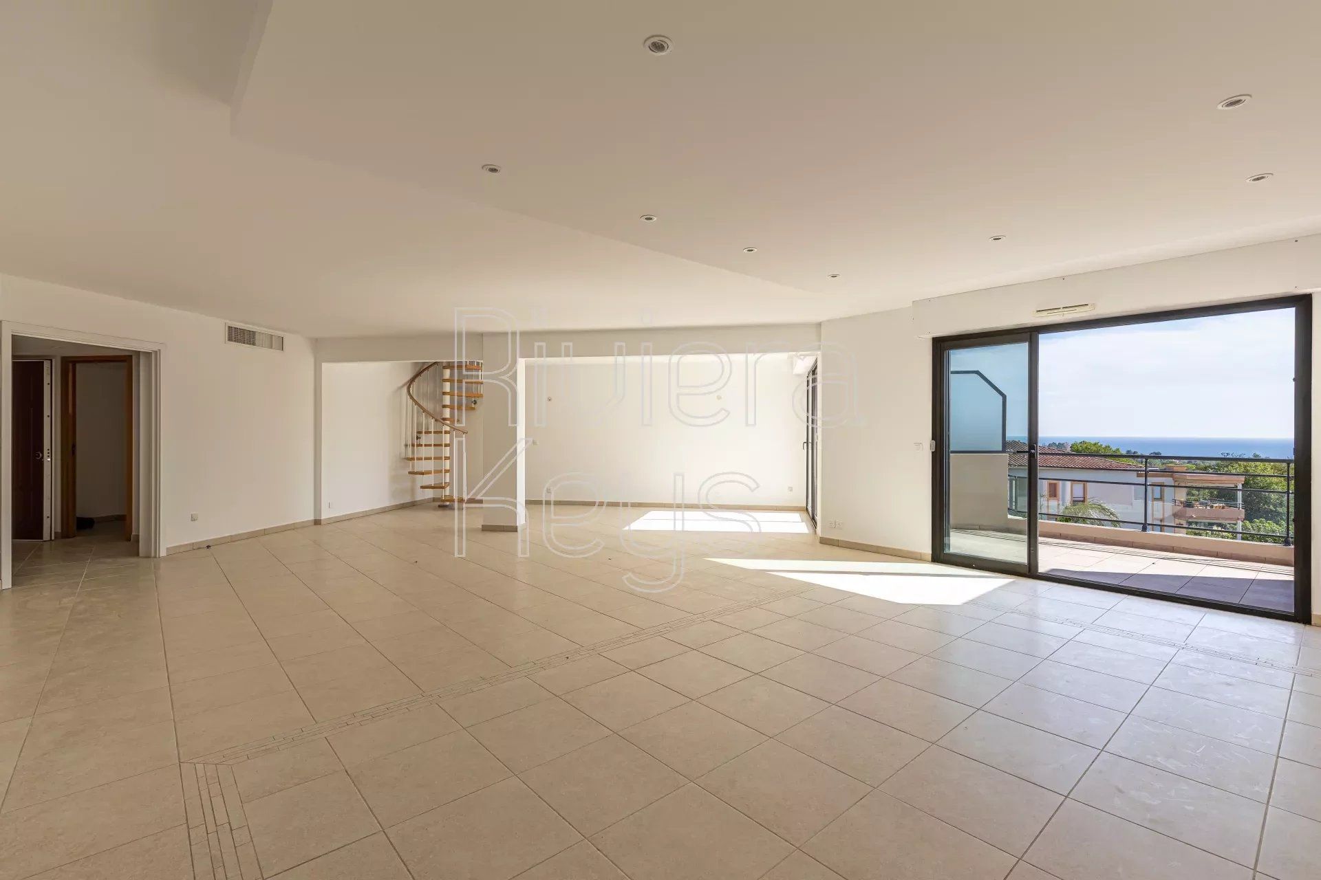 Condominium in Saint-Raphael, Provence-Alpes-Cote d'Azur 12183812