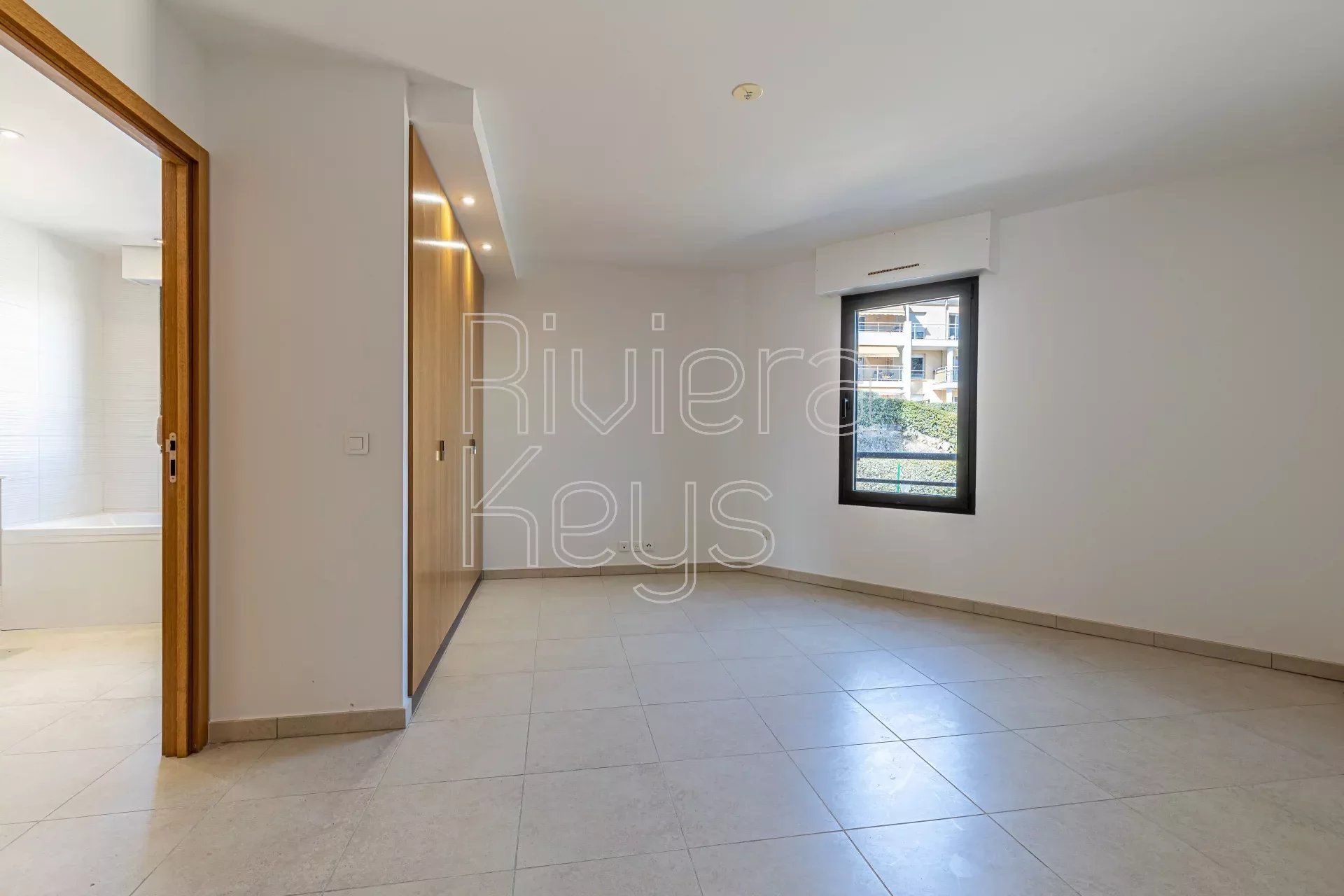 Condominium in Saint-Raphael, Provence-Alpes-Cote d'Azur 12183812