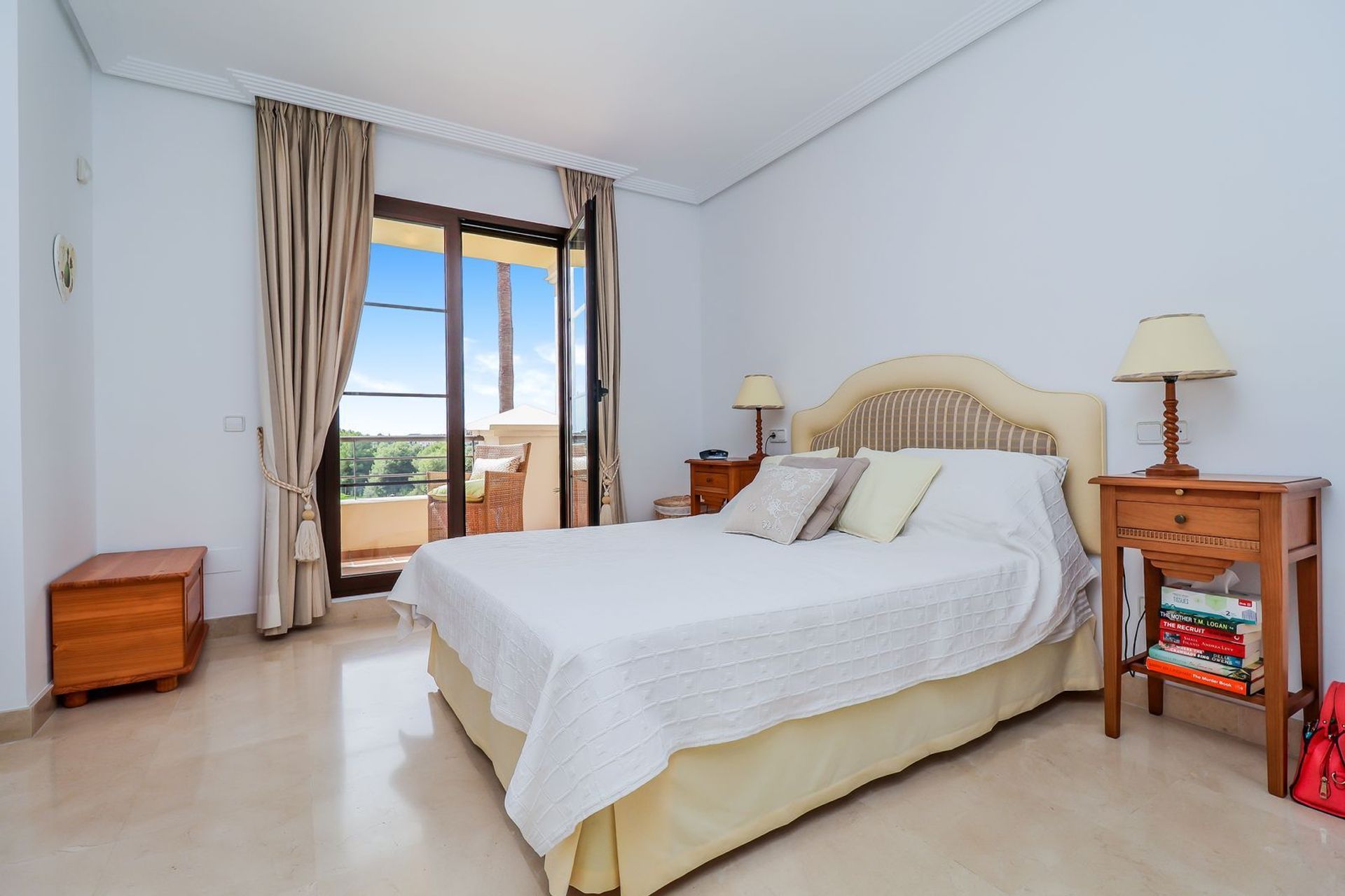 Condominium in Benahavis, Andalusia 12191386