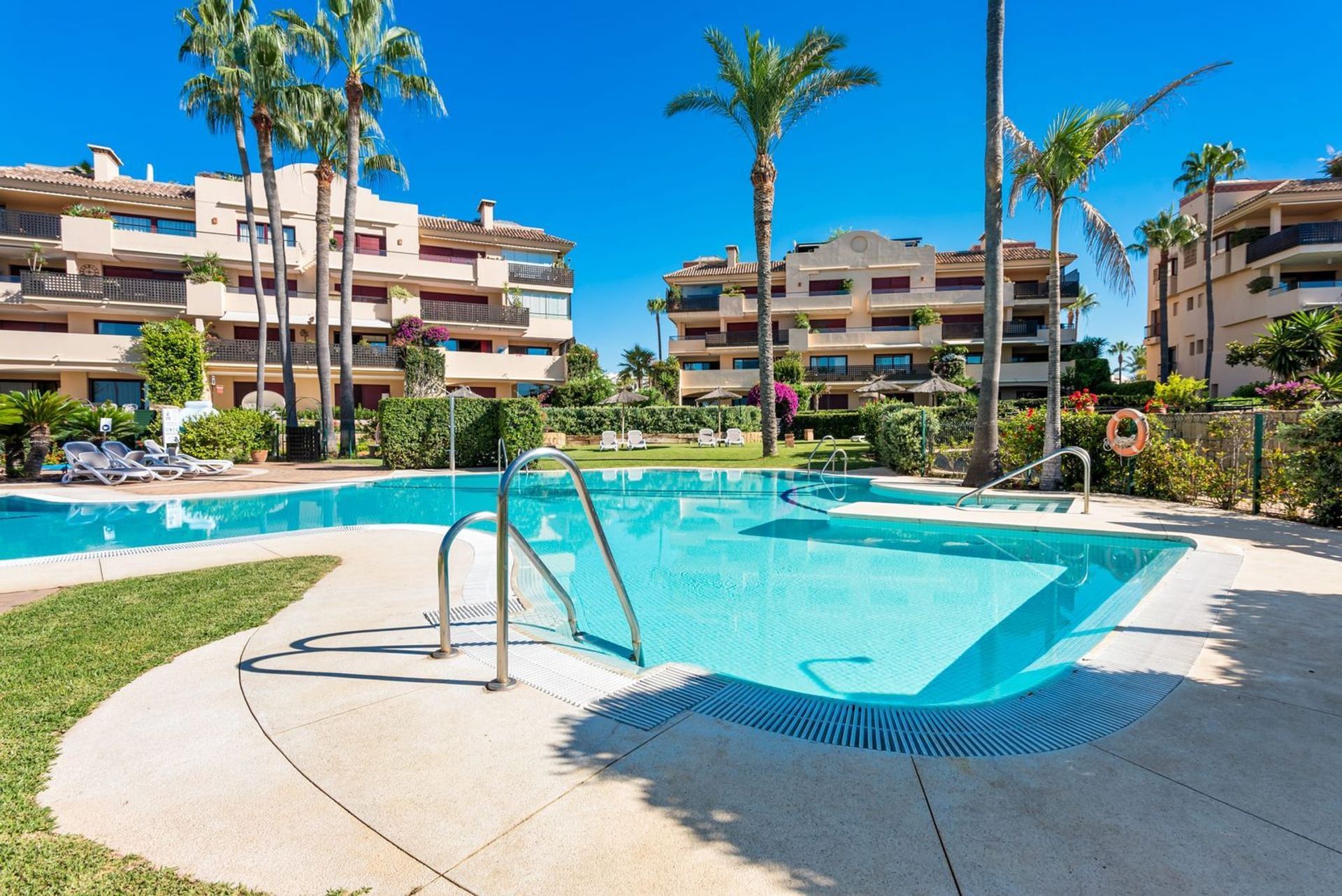 Condominium in Estepona, Andalucía 12191420