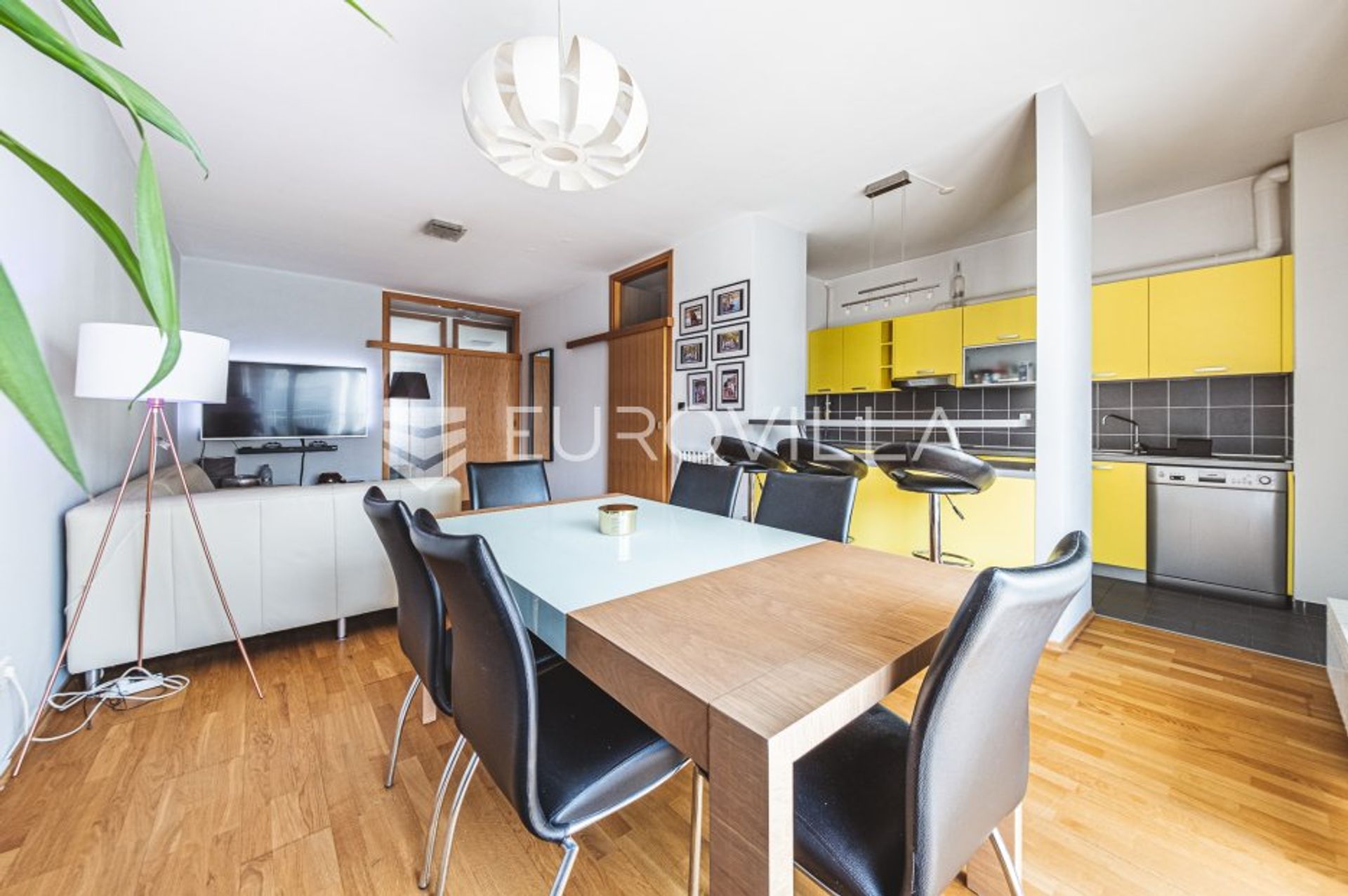 Condominium in Sesvete, Grad Zagreb 12194299