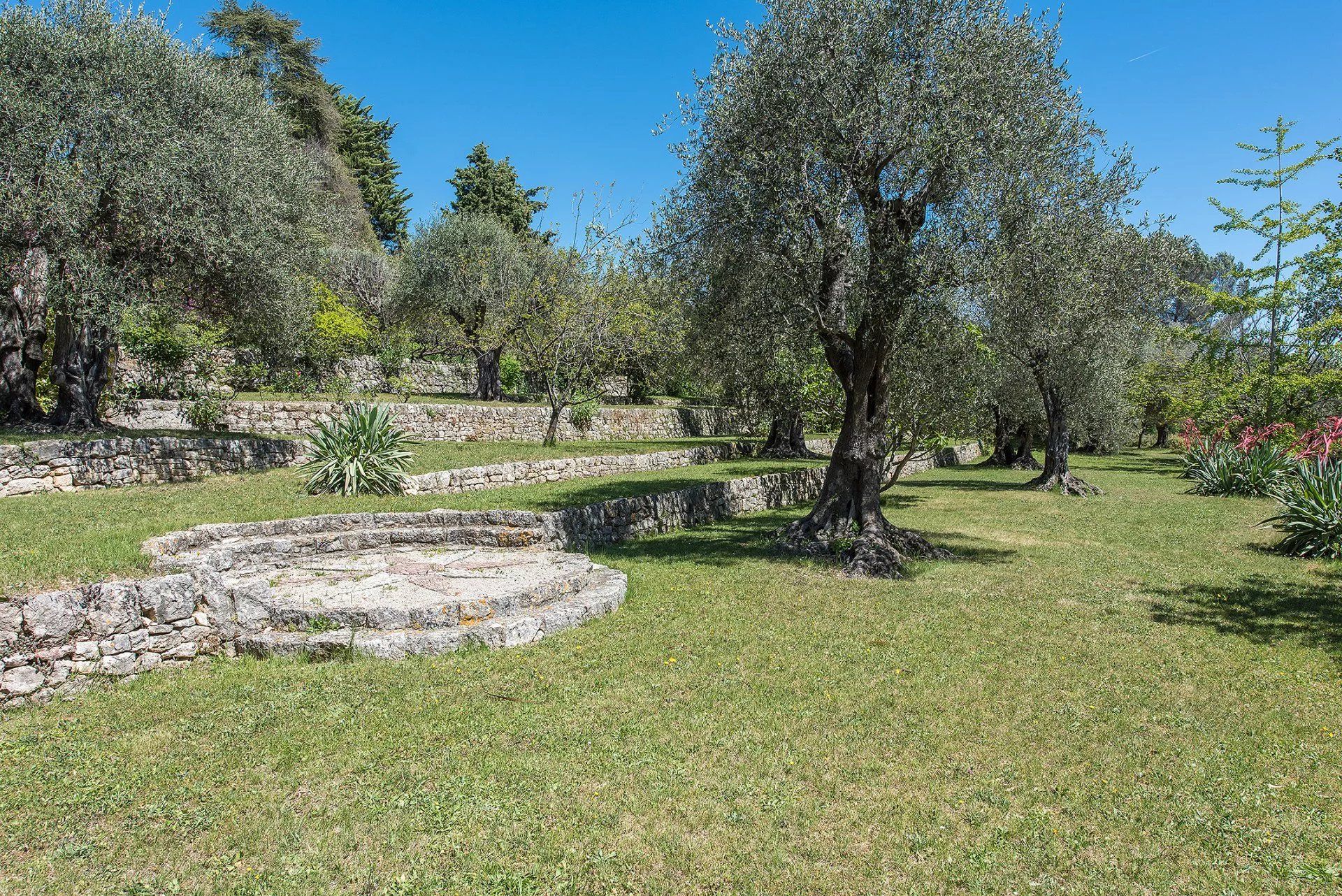 Huis in Châteauneuf-Grasse, Provence-Alpes-Côte d'Azur 12200500