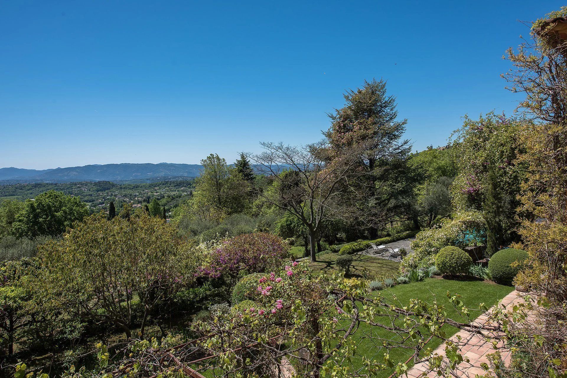 Huis in Châteauneuf-Grasse, Provence-Alpes-Côte d'Azur 12200500