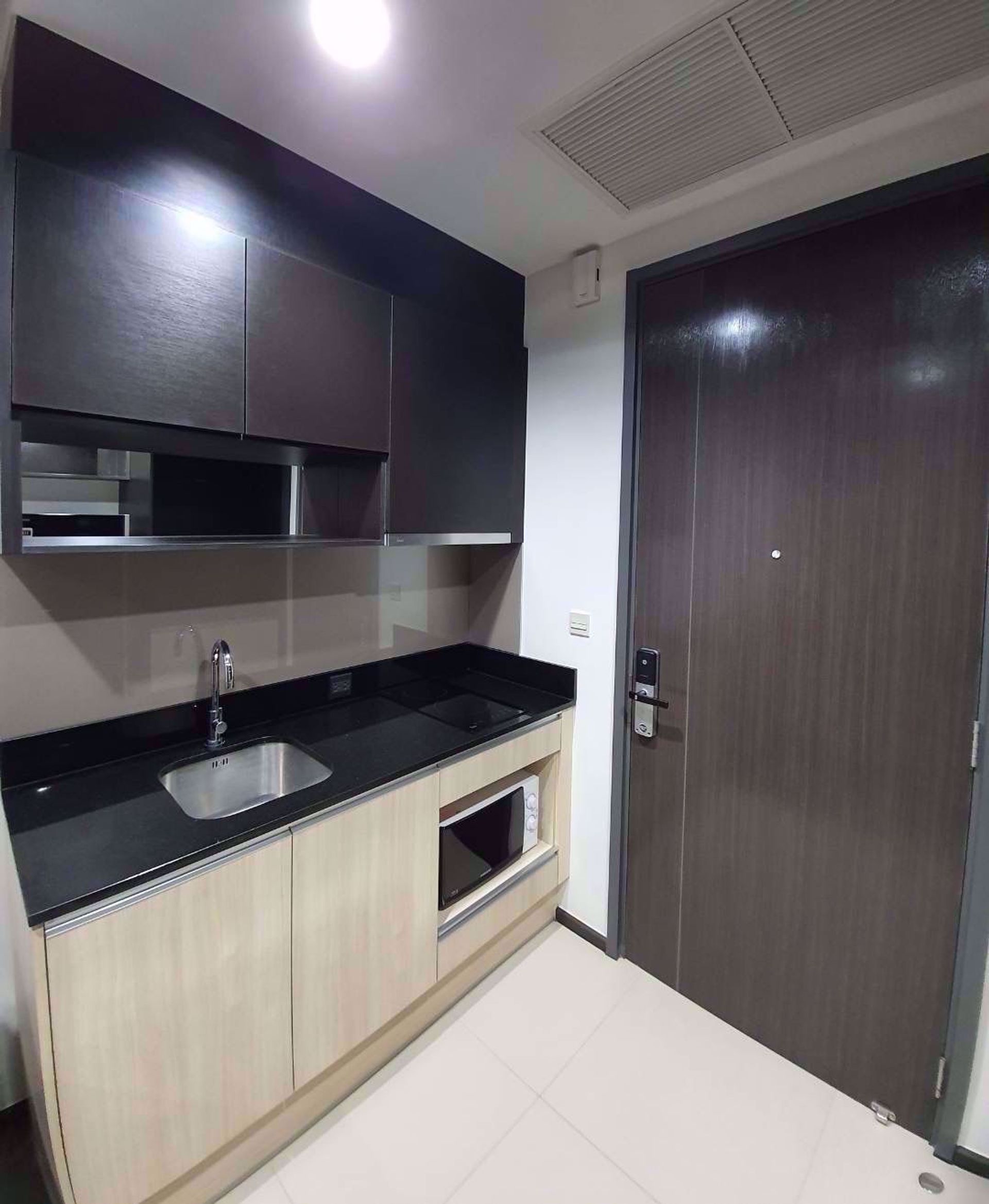 Condominium in Khlong Toei, Krung Thep Maha Nakhon 12208758