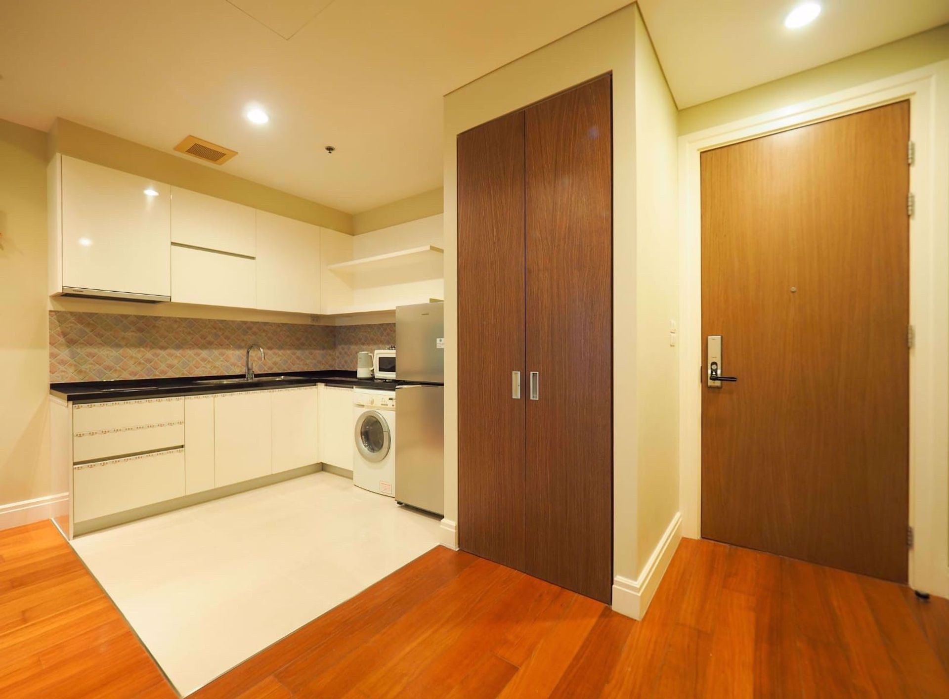 Condominium in Khlong Toei, Krung Thep Maha Nakhon 12211234