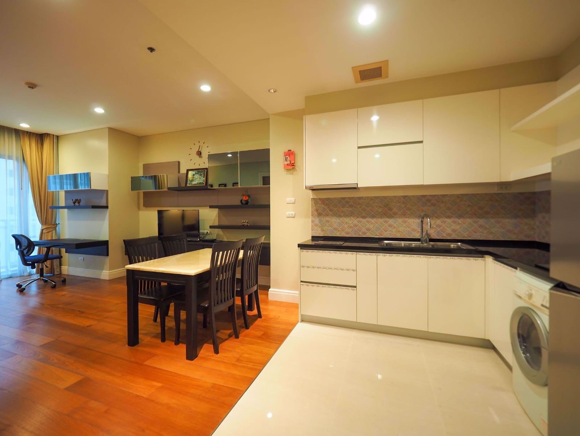 Condominium in Khlong Toei, Krung Thep Maha Nakhon 12211234