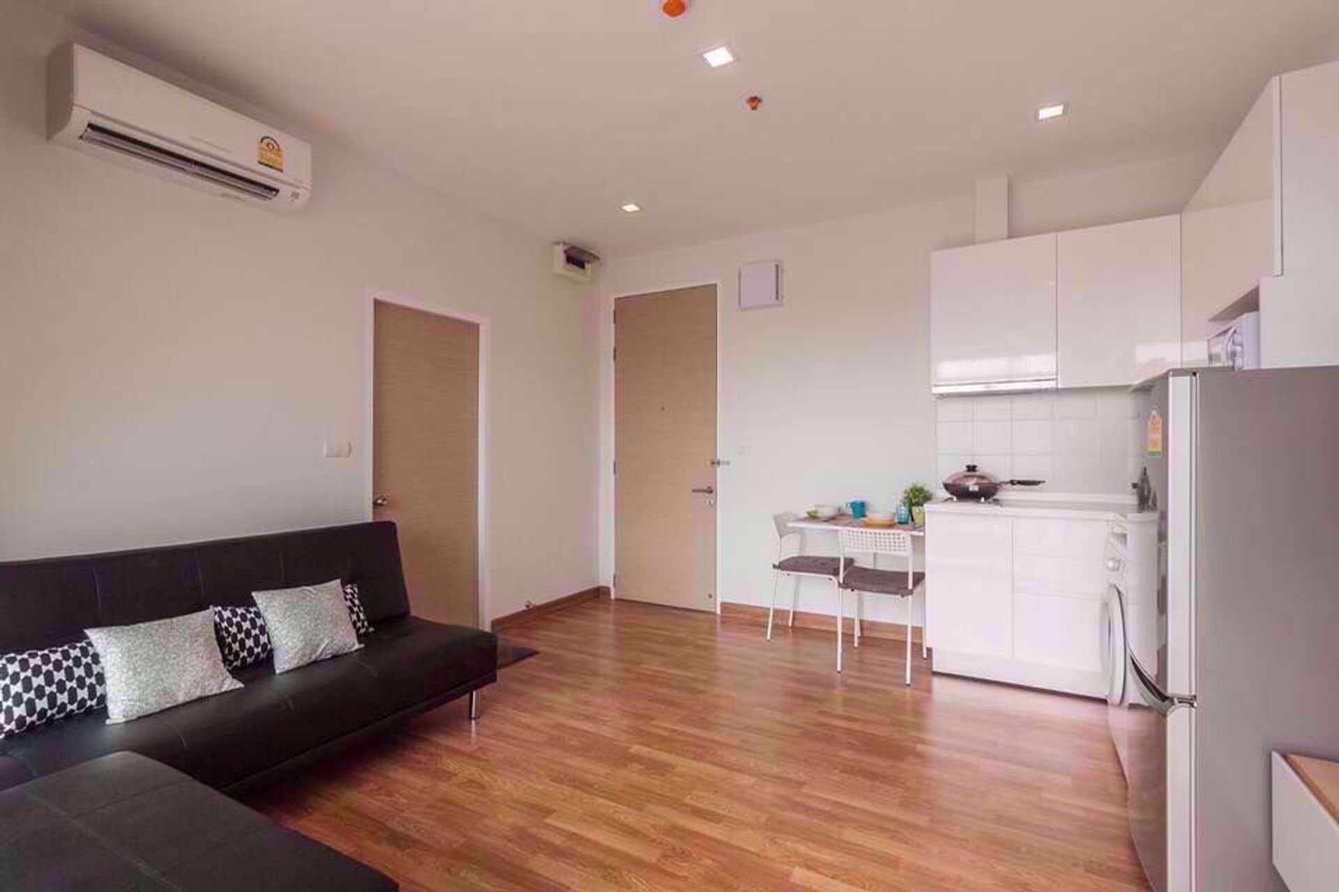 Condominium in Ban Khlong Samrong, Samut Prakan 12215554