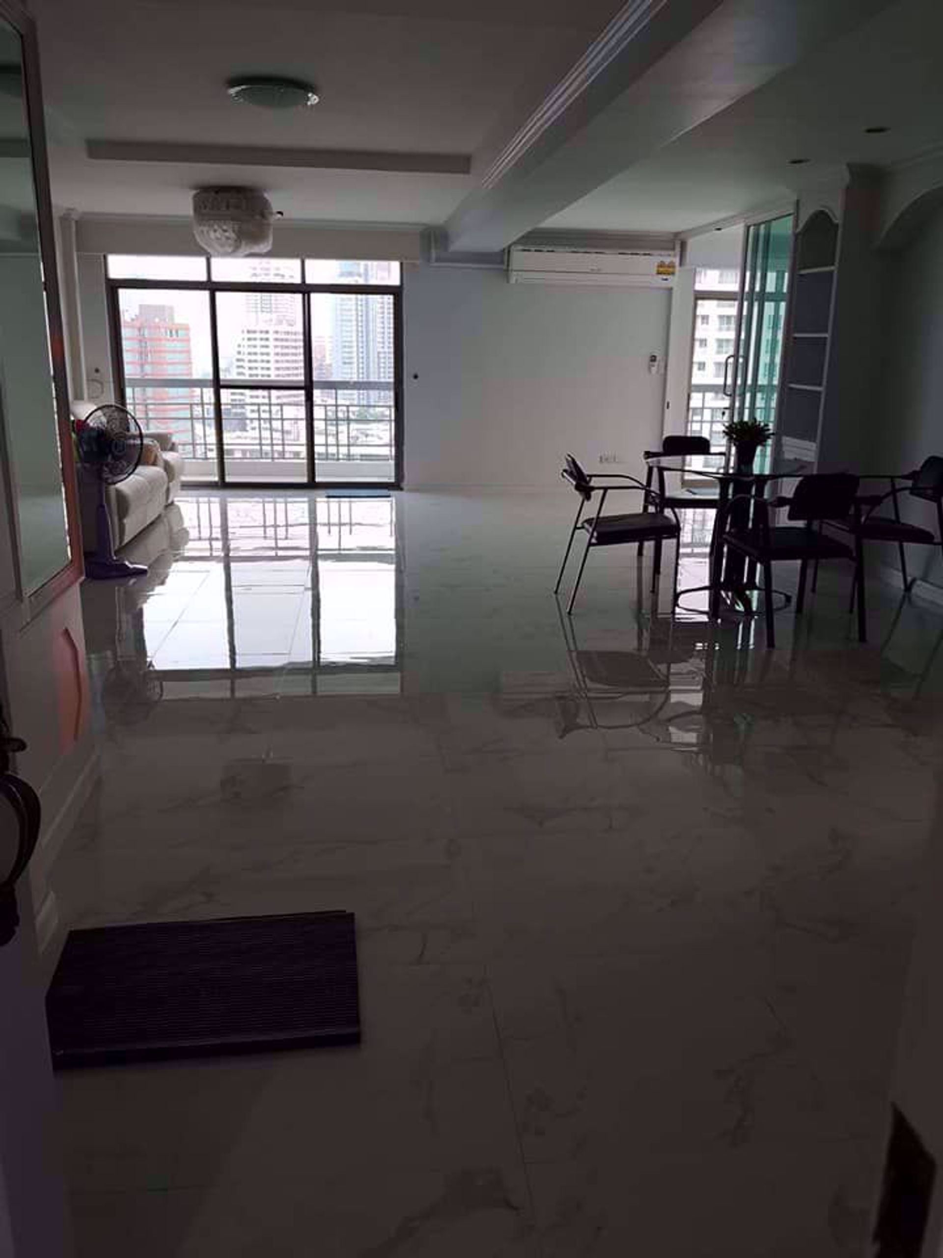 Condominium in Watthana, Krung Thep Maha Nakhon 12216470