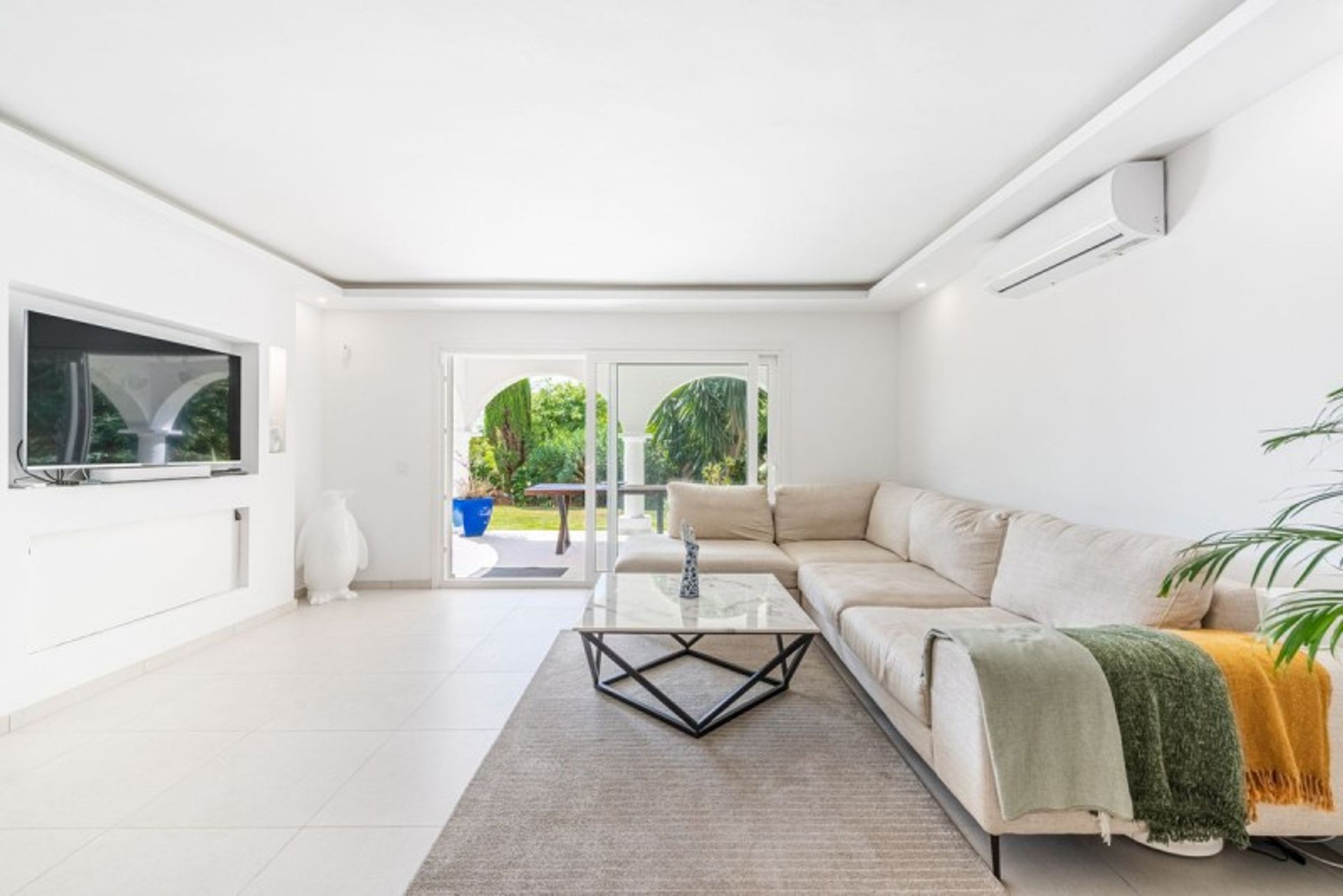 Condominium in Marbella, Andalucía 12236803