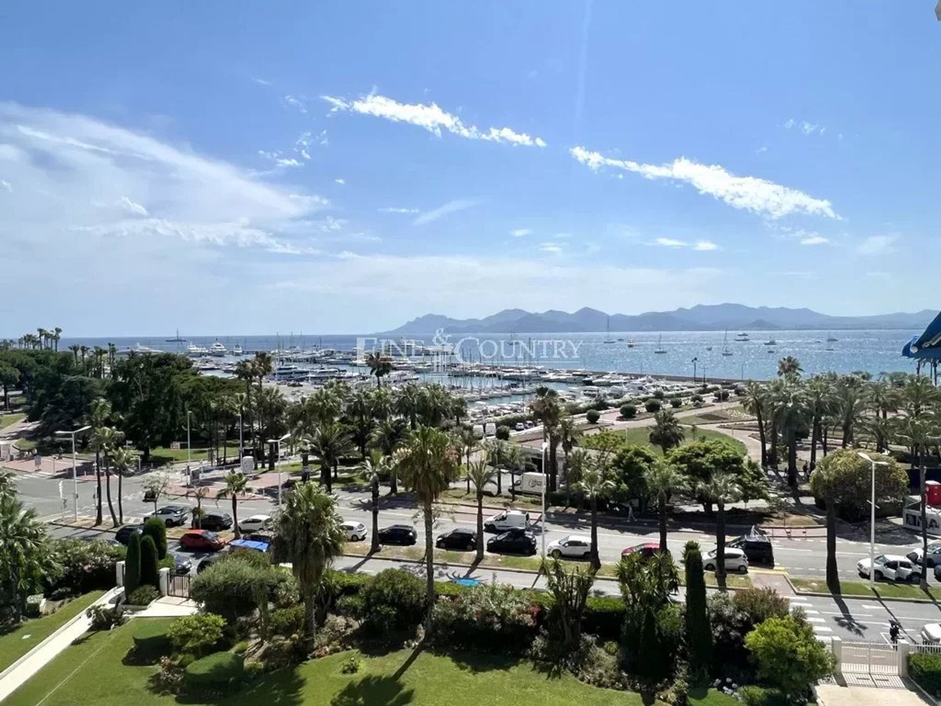 Condominium in Cannes, Provence-Alpes-Côte d'Azur 12238862