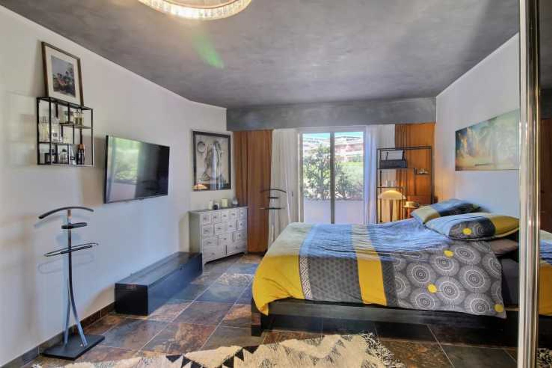 Condominium in Antibes, Provence-Alpes-Côte d'Azur 12243833