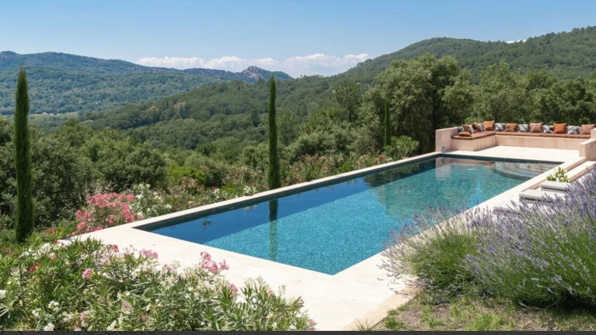 Talo sisään La Garde-Freinet, Provence-Alpes-Côte d'Azur 12254473