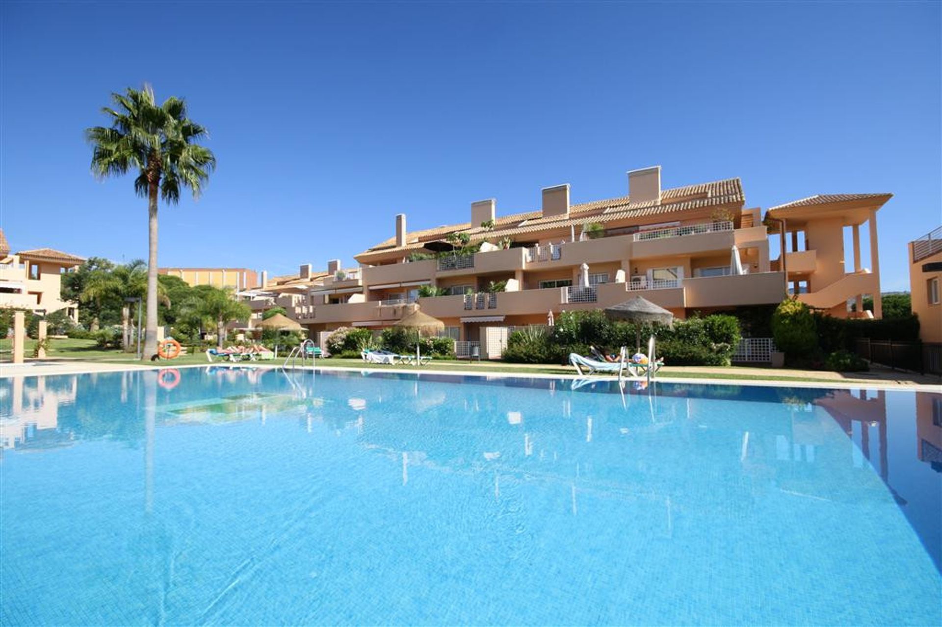 Condominium in Marbella, Andalucía 12267840