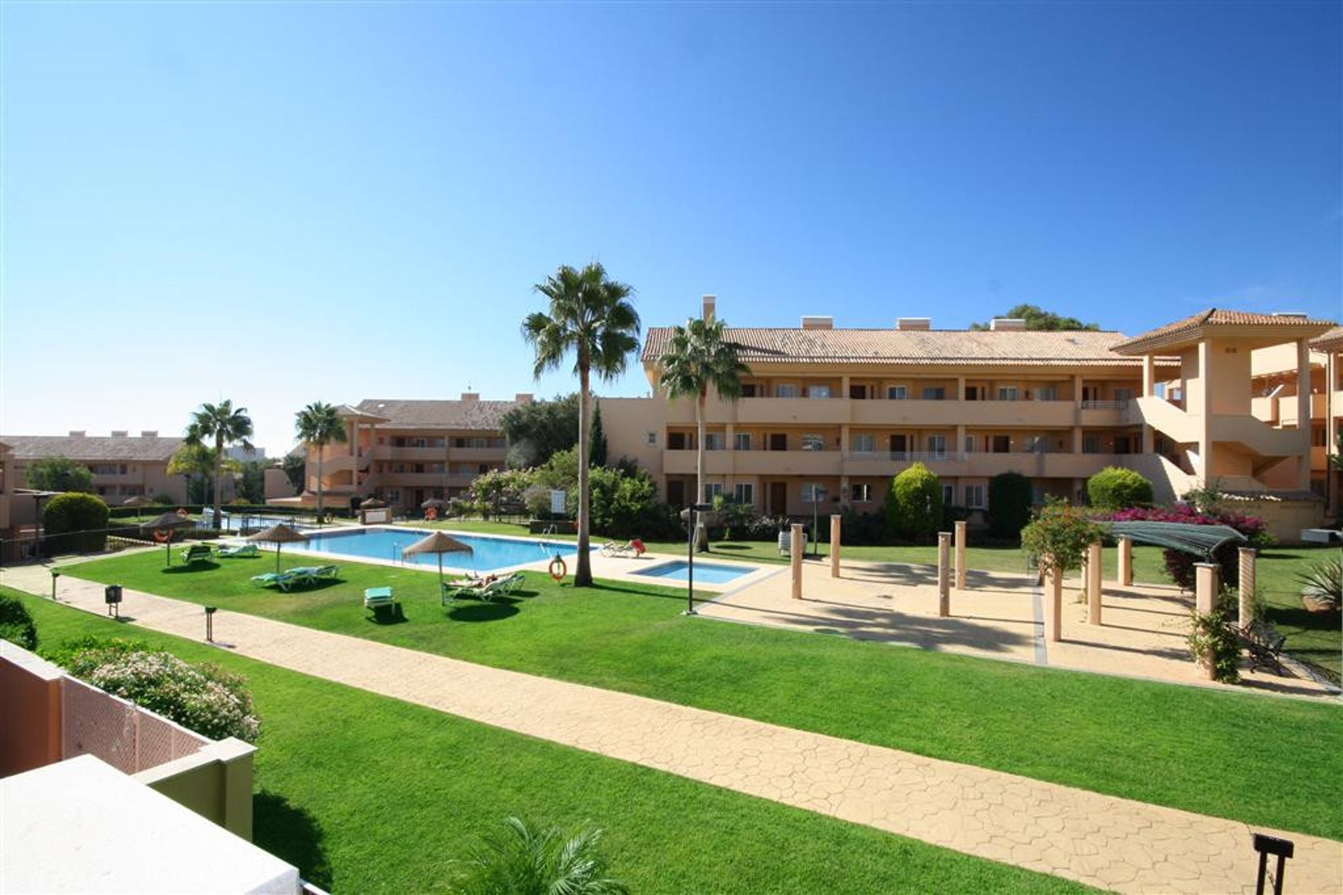 Condominium in Marbella, Andalucía 12267840